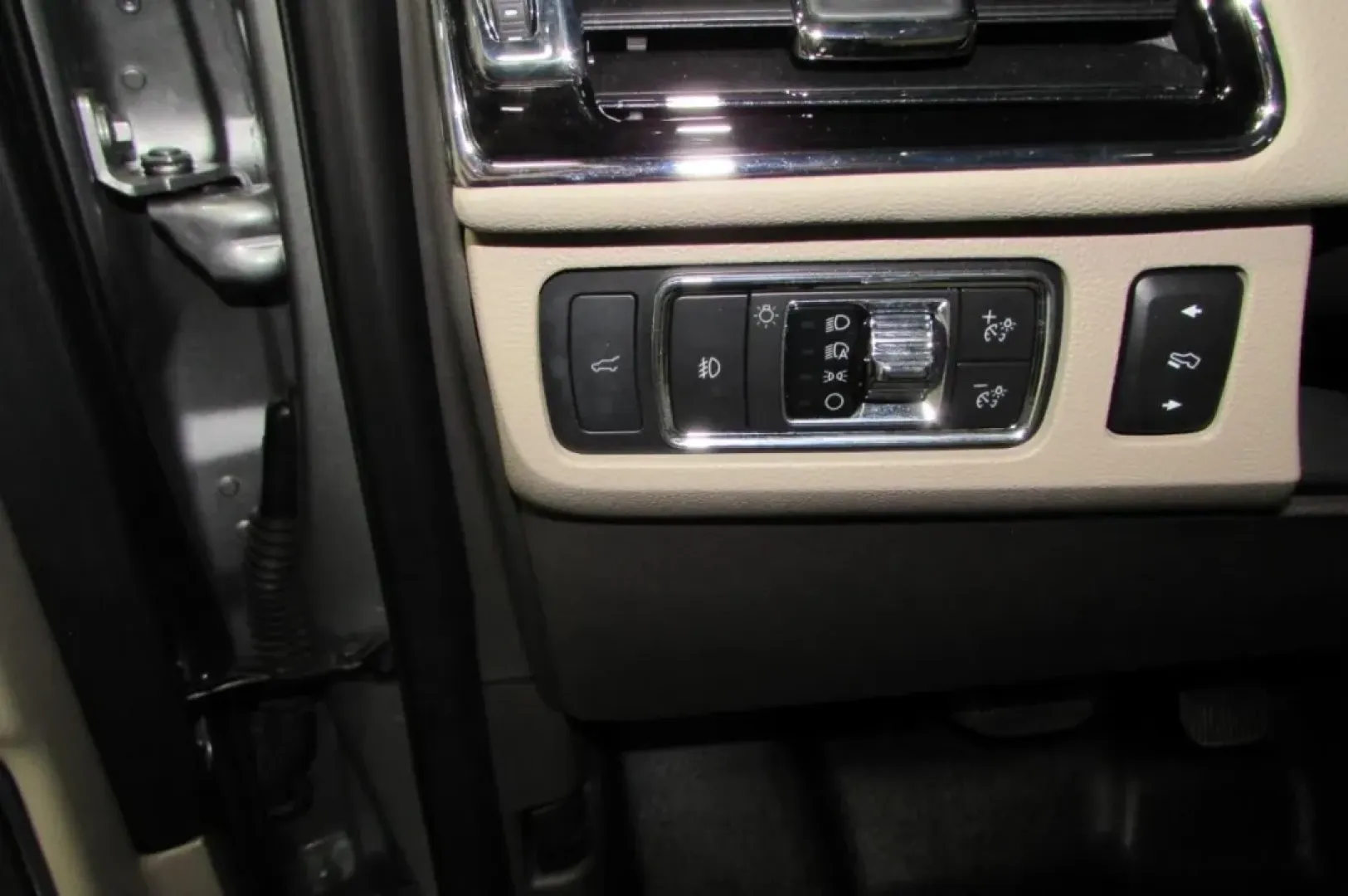 2022 /Sandstone Lincoln Navigator Reserve (5LMJJ2LT1NE) with an Other engine, Automatic transmission, located at 12830 Highway 21, De Soto, MO, 63020, (636) 337-7777, 38.153099, -90.573624 - Experience the ultimate in luxury and capability with the stunning 2022 Lincoln Navigator Reserve, now available at Pettus CDJR DeSoto. Located at 12830 Highway 21, De Soto, MO 63020, our OEM dealership specializes in quality used vehicles, making it easy for you to find the perfect fit for your lif - Photo#12