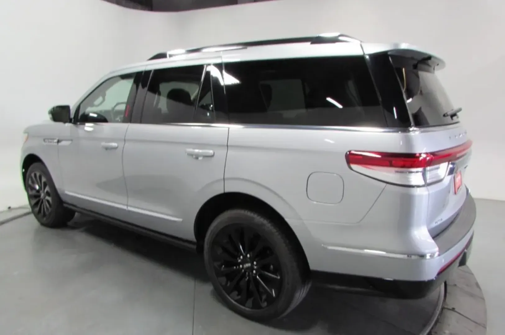 2022 /Sandstone Lincoln Navigator Reserve (5LMJJ2LT1NE) with an Other engine, Automatic transmission, located at 12830 Highway 21, De Soto, MO, 63020, (636) 337-7777, 38.153099, -90.573624 - Experience the ultimate in luxury and capability with the stunning 2022 Lincoln Navigator Reserve, now available at Pettus CDJR DeSoto. Located at 12830 Highway 21, De Soto, MO 63020, our OEM dealership specializes in quality used vehicles, making it easy for you to find the perfect fit for your lif - Photo#4