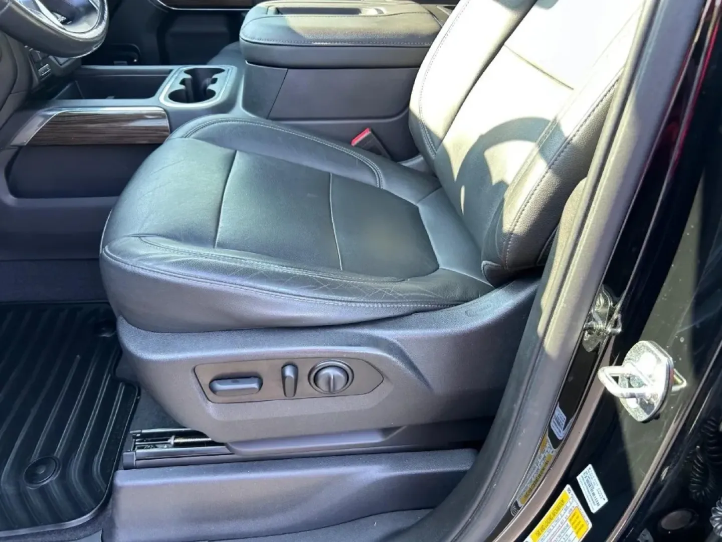 2020 /Jet Black Leather Chevrolet Silverado 1500 RST (3GCUYEEL7LG) with an 6.2L engine, located at 141 Commercial Dr, Fredericktown, MO, 63645, (573) 783-6432, 37.570087, -90.320648 - **Adventure Awaits with the 2020 Chevrolet Silverado 1500 at Pettus Ford Fredericktown!**<br /> <br /> Are you ready to elevate your driving experience, whether for weekend getaways or daily commutes? The 2020 Chevrolet Silverado 1500 is more than just a truck; it's a lifestyle choice that caters to - Photo#17