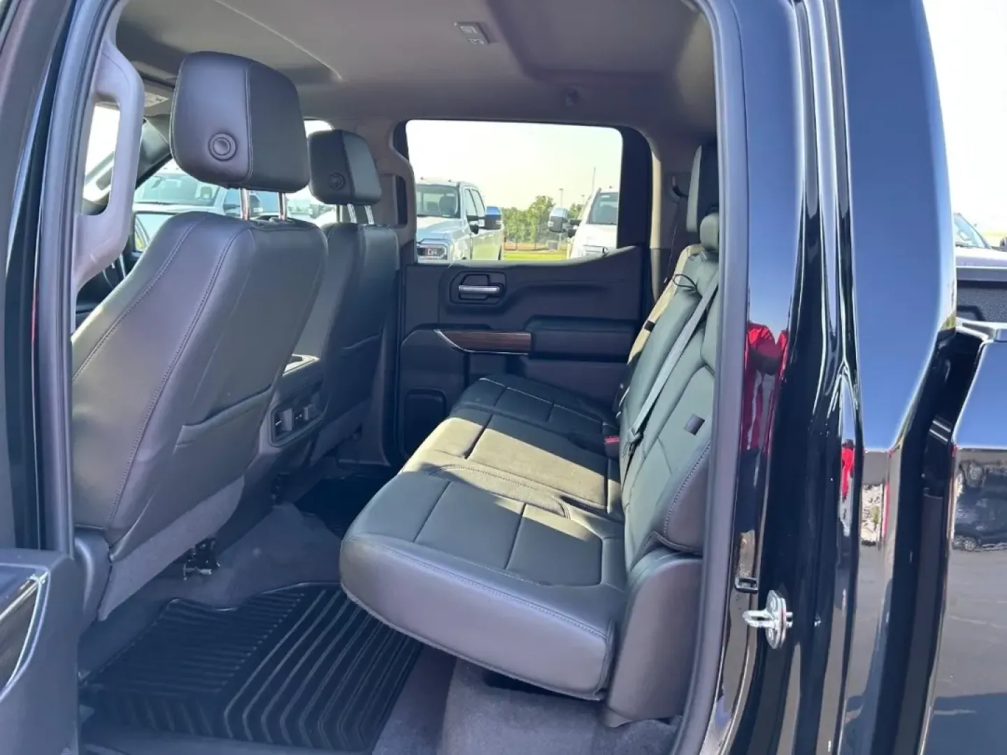 2020 /Jet Black Leather Chevrolet Silverado 1500 RST (3GCUYEEL7LG) with an 6.2L engine, located at 141 Commercial Dr, Fredericktown, MO, 63645, (573) 783-6432, 37.570087, -90.320648 - **Adventure Awaits with the 2020 Chevrolet Silverado 1500 at Pettus Ford Fredericktown!**<br /> <br /> Are you ready to elevate your driving experience, whether for weekend getaways or daily commutes? The 2020 Chevrolet Silverado 1500 is more than just a truck; it's a lifestyle choice that caters to - Photo#8