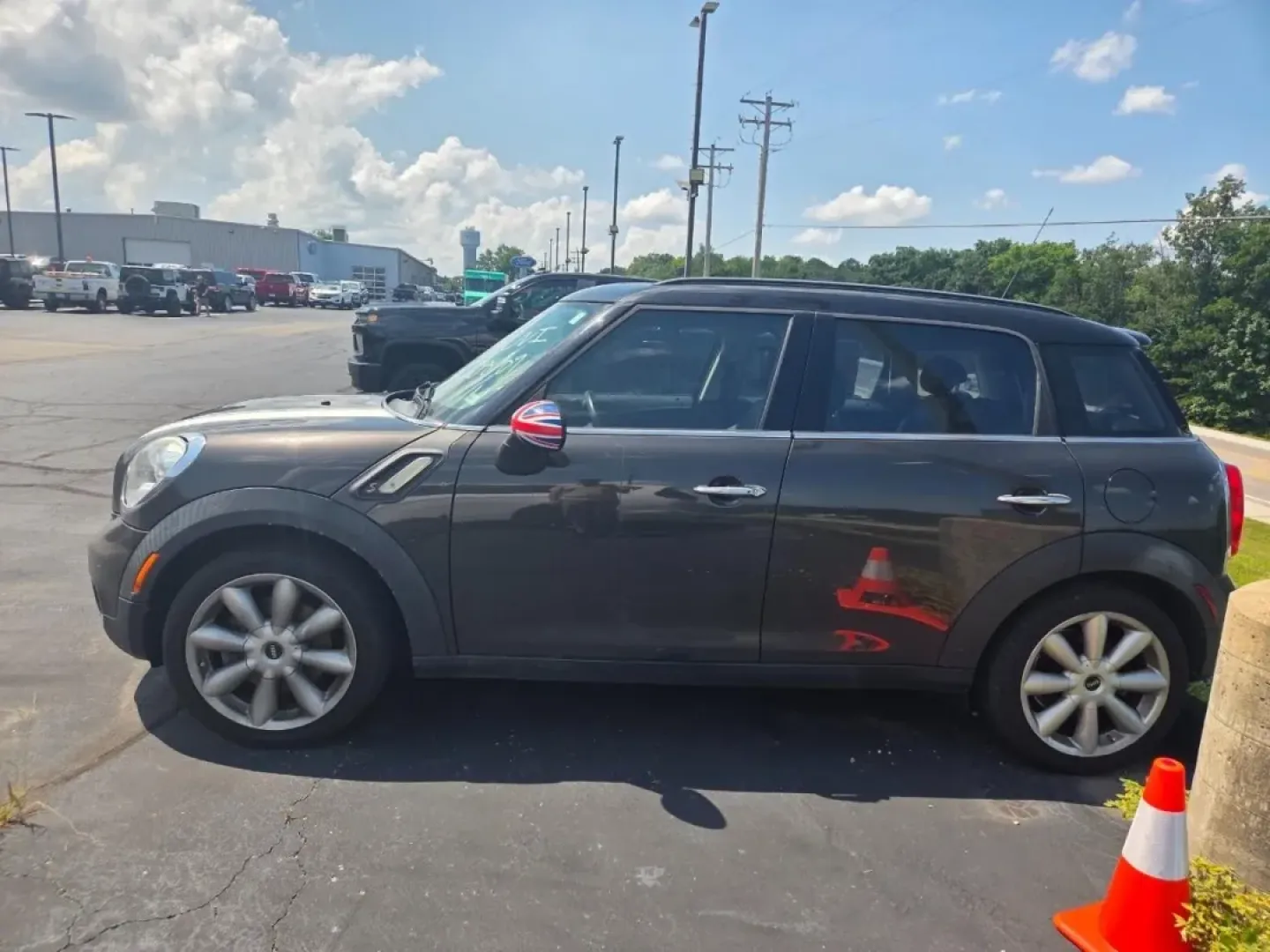 2015 Mini Cooper S Countryman Base (WMWZC3C54FW) with an Other engine, located at 12830 Highway 21, De Soto, MO, 63020, (636) 337-7777, 38.153099, -90.573624 - **Explore the Open Road with the 2015 Mini Cooper Countryman S: Your Next Adventure Awaits!**<br /> <br /> Are you ready to elevate your lifestyle with a vehicle that perfectly balances fun and functionality? Look no further than the 2015 Mini Cooper Countryman S, a pre-owned gem that's designed for - Photo#2