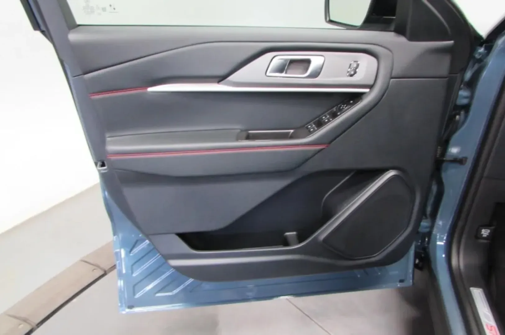 2025 /Onyx Leather Trimmed Ford Explorer ST-Line (1FMUK8KH6SG) with an 2.3L EcoBoost I-4 engine, Automatic transmission, located at 12836 Highway 21, De Soto, MO, 63020, (636) 337-7777, 38.151867, -90.575615 - Unleash your adventurous spirit with the **2025 Ford Explorer ST-Line**, a remarkable SUV designed for families and explorers alike! Whether you're planning a weekend getaway, tackling daily commutes, or simply running errands around De Soto, MO, this versatile vehicle is perfect for those who crave - Photo#12