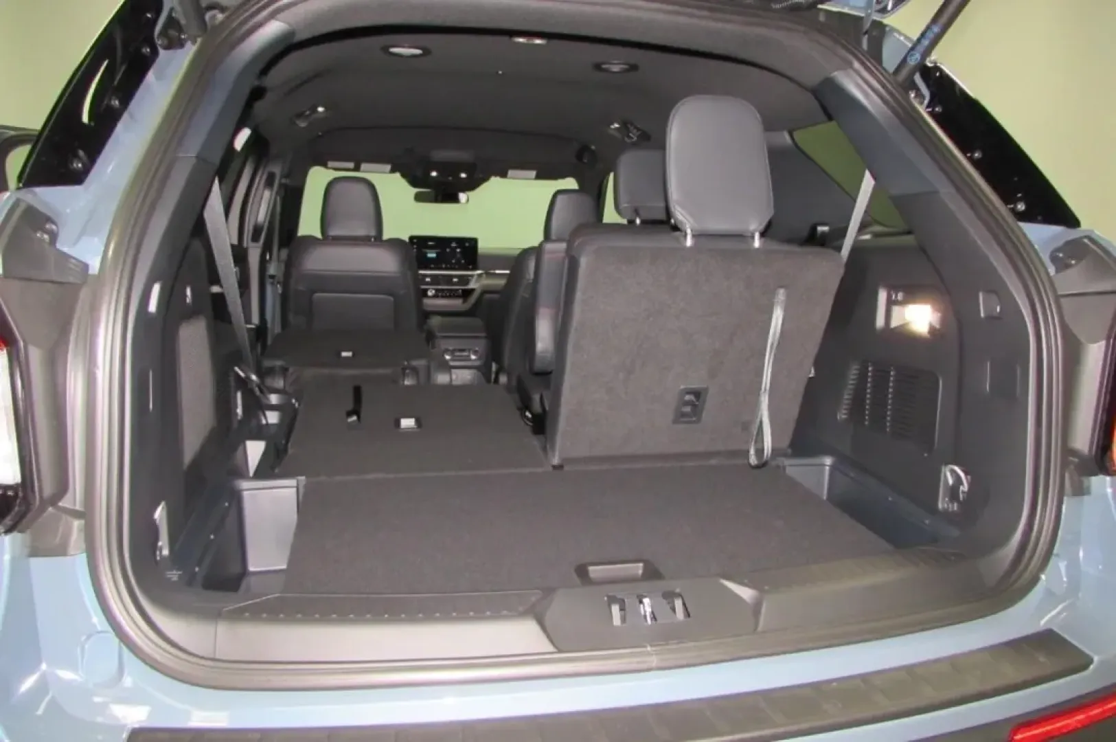 2025 /Onyx Leather Trimmed Ford Explorer ST-Line (1FMUK8KH6SG) with an 2.3L EcoBoost I-4 engine, Automatic transmission, located at 12836 Highway 21, De Soto, MO, 63020, (636) 337-7777, 38.151867, -90.575615 - Unleash your adventurous spirit with the **2025 Ford Explorer ST-Line**, a remarkable SUV designed for families and explorers alike! Whether you're planning a weekend getaway, tackling daily commutes, or simply running errands around De Soto, MO, this versatile vehicle is perfect for those who crave - Photo#29