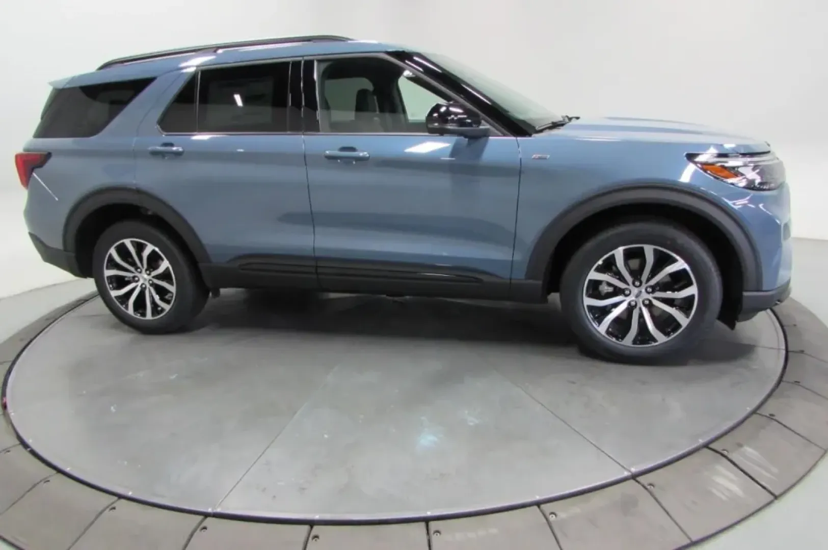 2025 /Onyx Leather Trimmed Ford Explorer ST-Line (1FMUK8KH6SG) with an 2.3L EcoBoost I-4 engine, Automatic transmission, located at 12836 Highway 21, De Soto, MO, 63020, (636) 337-7777, 38.151867, -90.575615 - Unleash your adventurous spirit with the **2025 Ford Explorer ST-Line**, a remarkable SUV designed for families and explorers alike! Whether you're planning a weekend getaway, tackling daily commutes, or simply running errands around De Soto, MO, this versatile vehicle is perfect for those who crave - Photo#3