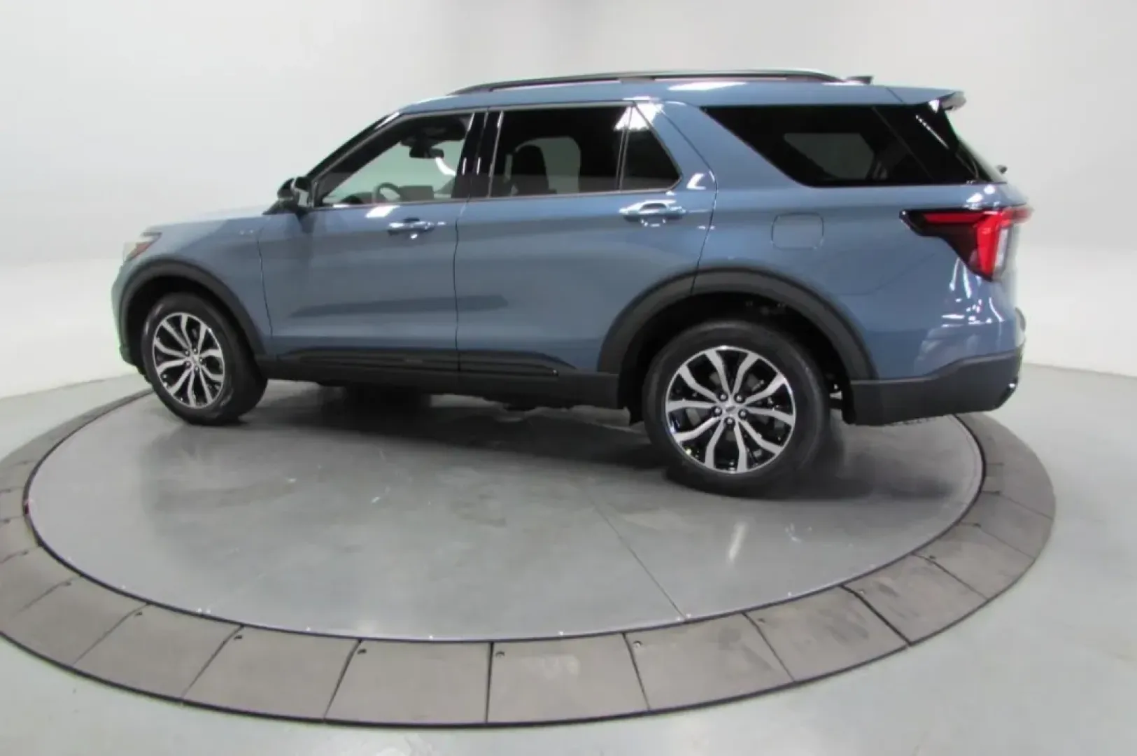 2025 /Onyx Leather Trimmed Ford Explorer ST-Line (1FMUK8KH6SG) with an 2.3L EcoBoost I-4 engine, Automatic transmission, located at 12836 Highway 21, De Soto, MO, 63020, (636) 337-7777, 38.151867, -90.575615 - Unleash your adventurous spirit with the **2025 Ford Explorer ST-Line**, a remarkable SUV designed for families and explorers alike! Whether you're planning a weekend getaway, tackling daily commutes, or simply running errands around De Soto, MO, this versatile vehicle is perfect for those who crave - Photo#4
