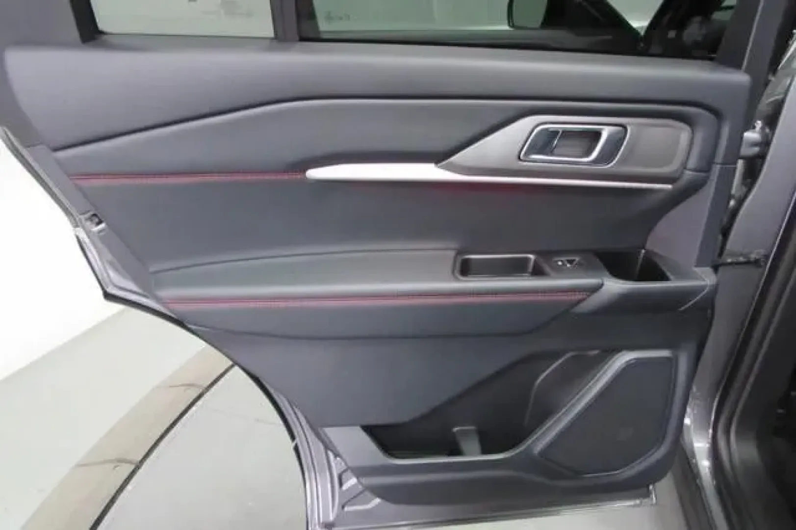 2025 /Onyx Leather Ford Explorer ST-Line (1FMUK8KH8SG) with an 2.3L EcoBoost I-4 engine, Automatic transmission, located at 12836 Highway 21, De Soto, MO, 63020, (636) 337-7777, 38.151867, -90.575615 - Discover your next adventure with the 2025 Ford Explorer ST-Line, designed for families on the go and weekend warriors alike. This stunning SUV, available at Pettus Ford De Soto in De Soto, MO, effortlessly blends style, performance, and functionality, making it the perfect choice for those who crav - Photo#18