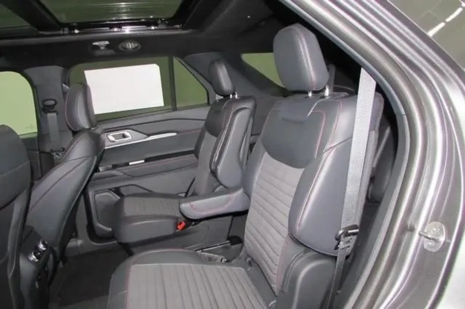2025 /Onyx Leather Ford Explorer ST-Line (1FMUK8KH8SG) with an 2.3L EcoBoost I-4 engine, Automatic transmission, located at 12836 Highway 21, De Soto, MO, 63020, (636) 337-7777, 38.151867, -90.575615 - Discover your next adventure with the 2025 Ford Explorer ST-Line, designed for families on the go and weekend warriors alike. This stunning SUV, available at Pettus Ford De Soto in De Soto, MO, effortlessly blends style, performance, and functionality, making it the perfect choice for those who crav - Photo#19