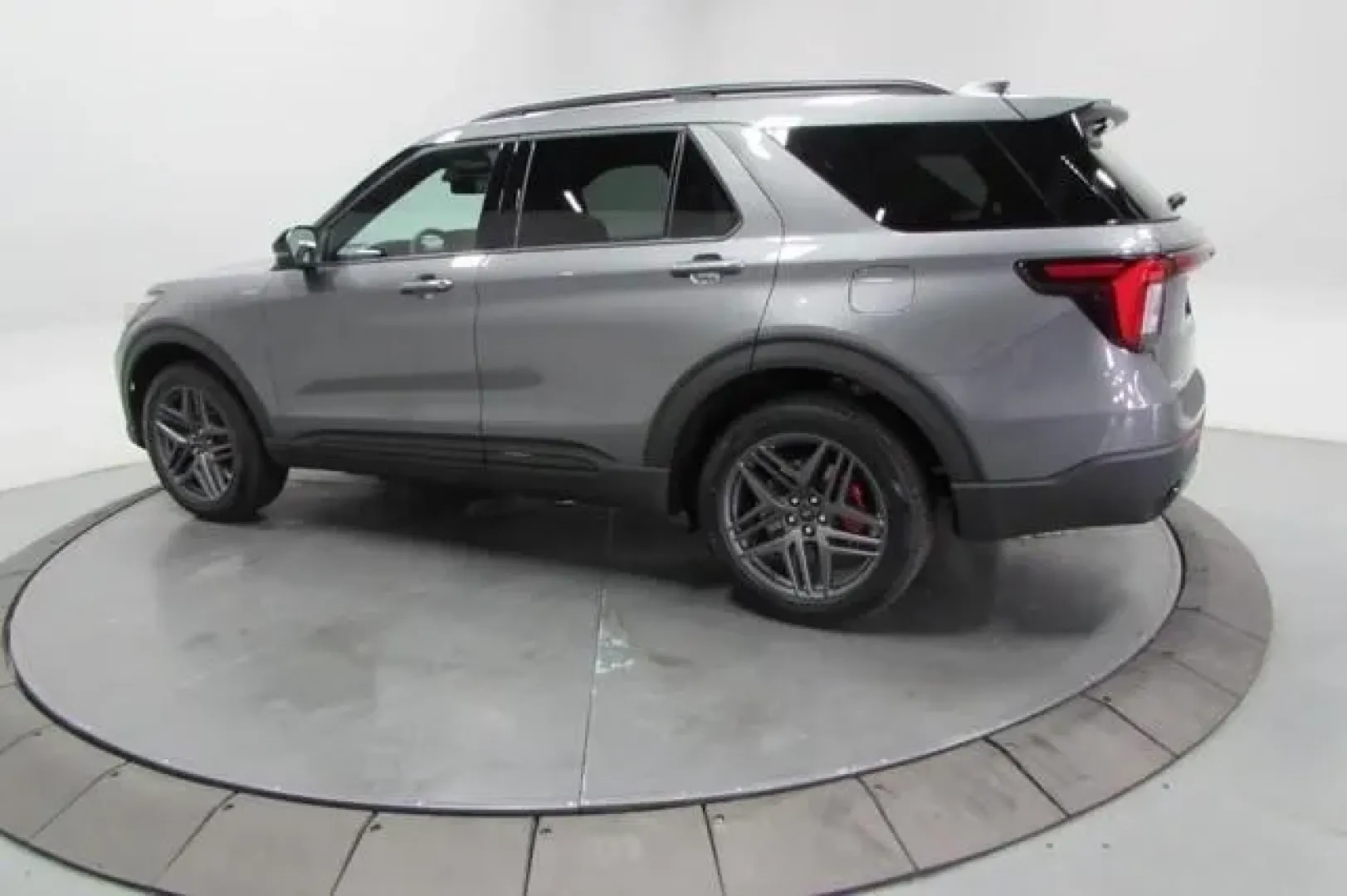 2025 /Onyx Leather Ford Explorer ST-Line (1FMUK8KH8SG) with an 2.3L EcoBoost I-4 engine, Automatic transmission, located at 12836 Highway 21, De Soto, MO, 63020, (636) 337-7777, 38.151867, -90.575615 - Discover your next adventure with the 2025 Ford Explorer ST-Line, designed for families on the go and weekend warriors alike. This stunning SUV, available at Pettus Ford De Soto in De Soto, MO, effortlessly blends style, performance, and functionality, making it the perfect choice for those who crav - Photo#4