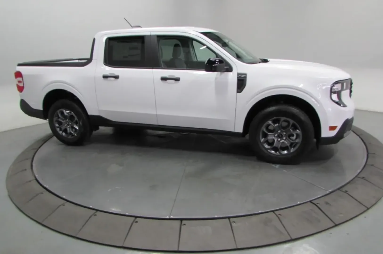 2025 /Navy Pier/Aspen Gray Leather Ford Maverick XLT (3FTTW8H38SR) with an 2.5L Hybrid engine, Automatic transmission, located at 12836 Highway 21, De Soto, MO, 63020, (636) 337-7777, 38.151867, -90.575615 - **Explore the Great Outdoors with the 2025 Ford Maverick XLT - Your Ultimate Weekend Companion!**<br /> <br /> Are you ready to embark on your next adventure? Whether you're hauling gear for that weekend camping trip or running errands around De Soto, the 2025 Ford Maverick XLT is the perfect blend - Photo#3