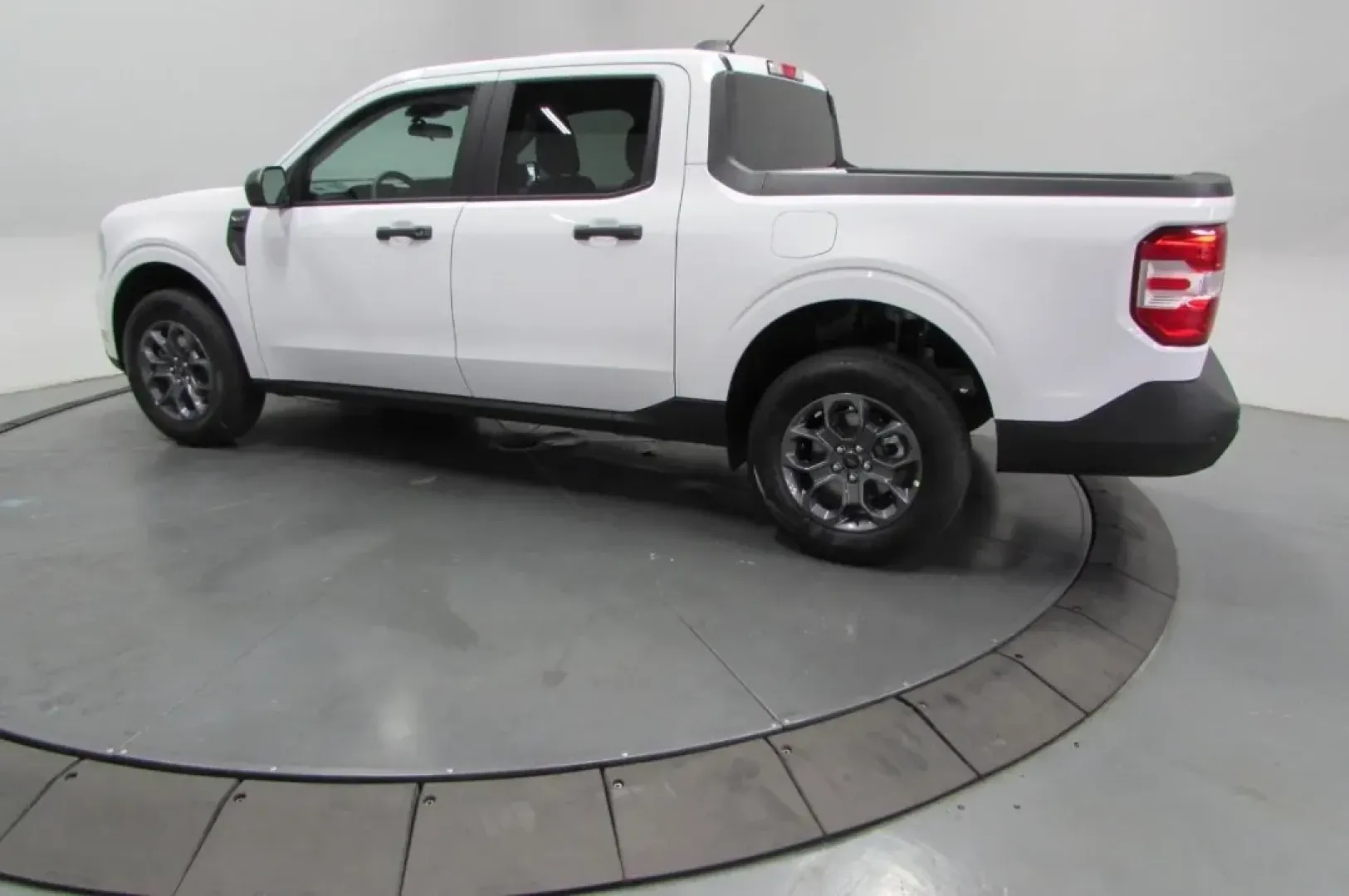 2025 /Navy Pier/Aspen Gray Leather Ford Maverick XLT (3FTTW8H38SR) with an 2.5L Hybrid engine, Automatic transmission, located at 12836 Highway 21, De Soto, MO, 63020, (636) 337-7777, 38.151867, -90.575615 - **Explore the Great Outdoors with the 2025 Ford Maverick XLT - Your Ultimate Weekend Companion!**<br /> <br /> Are you ready to embark on your next adventure? Whether you're hauling gear for that weekend camping trip or running errands around De Soto, the 2025 Ford Maverick XLT is the perfect blend - Photo#4