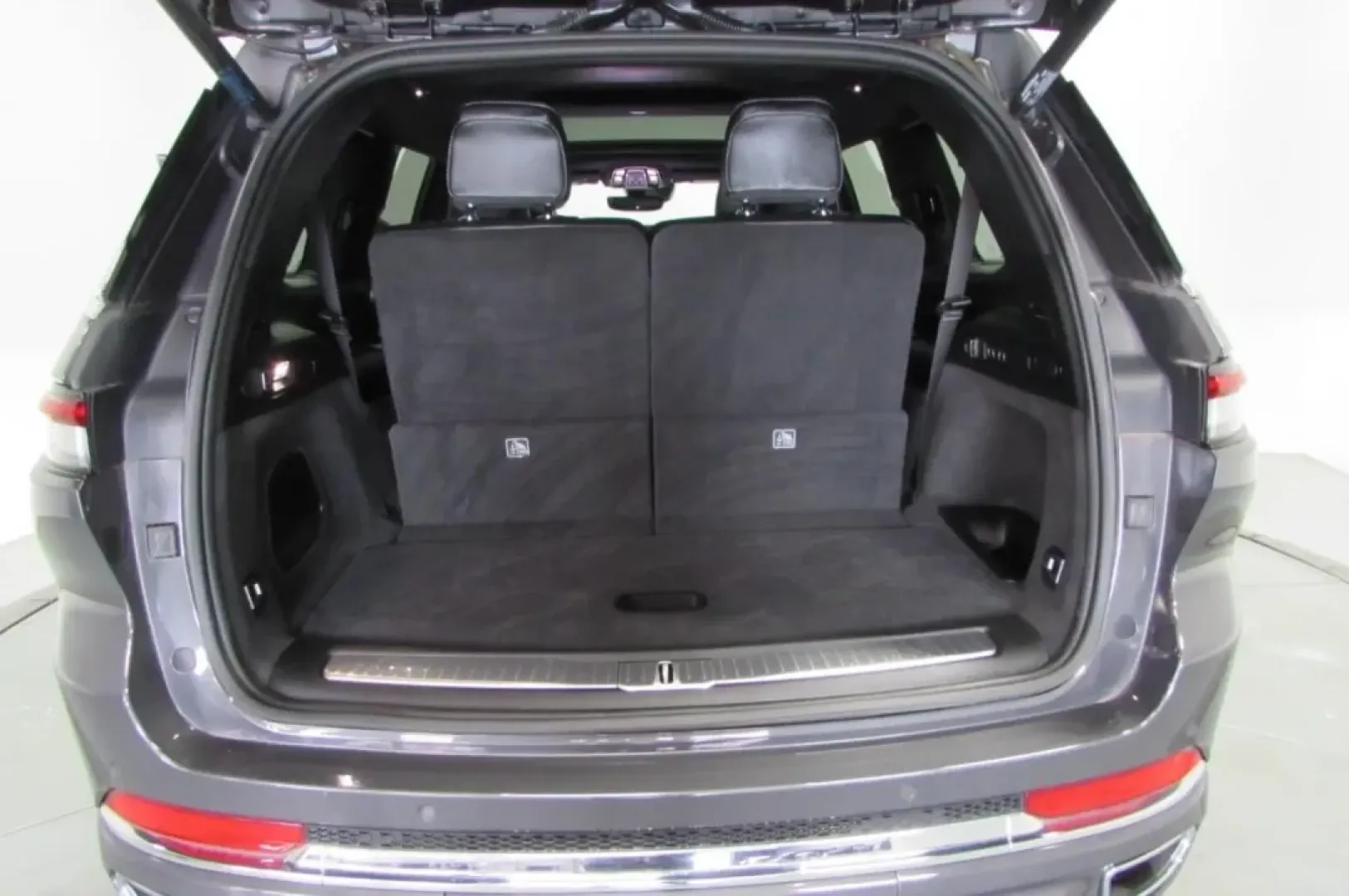 2021 /Global Black Jeep Grand Cherokee Overland (1C4RJKDT5M8) with an Other engine, located at 12830 Highway 21, De Soto, MO, 63020, (636) 337-7777, 38.153099, -90.573624 - Discover the perfect blend of adventure and comfort with this stunning 2021 Jeep Grand Cherokee 4WD Overland, available now at Pettus CDJR DeSoto, your trusted OEM dealership located at 12830 Highway 21, De Soto, MO 63020. With low mileage of just 16,659 miles, this SUV is not just a vehicle; it's a - Photo#25