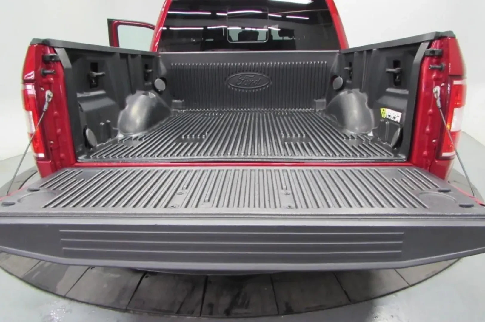 2020 /Black Ford F-150 XLT (1FTEW1EP2LF) with an Other engine, located at 12836 Highway 21, De Soto, MO, 63020, (636) 337-7777, 38.151867, -90.575615 - Unlock the ultimate weekend adventure with this stunning **2020 Ford F-150**! Whether you're searching for a reliable workhorse to tackle tough projects or an impressive truck to take your family on road trips, this pre-owned gem is perfect for both the job site and weekend getaways. Available now a - Photo#10