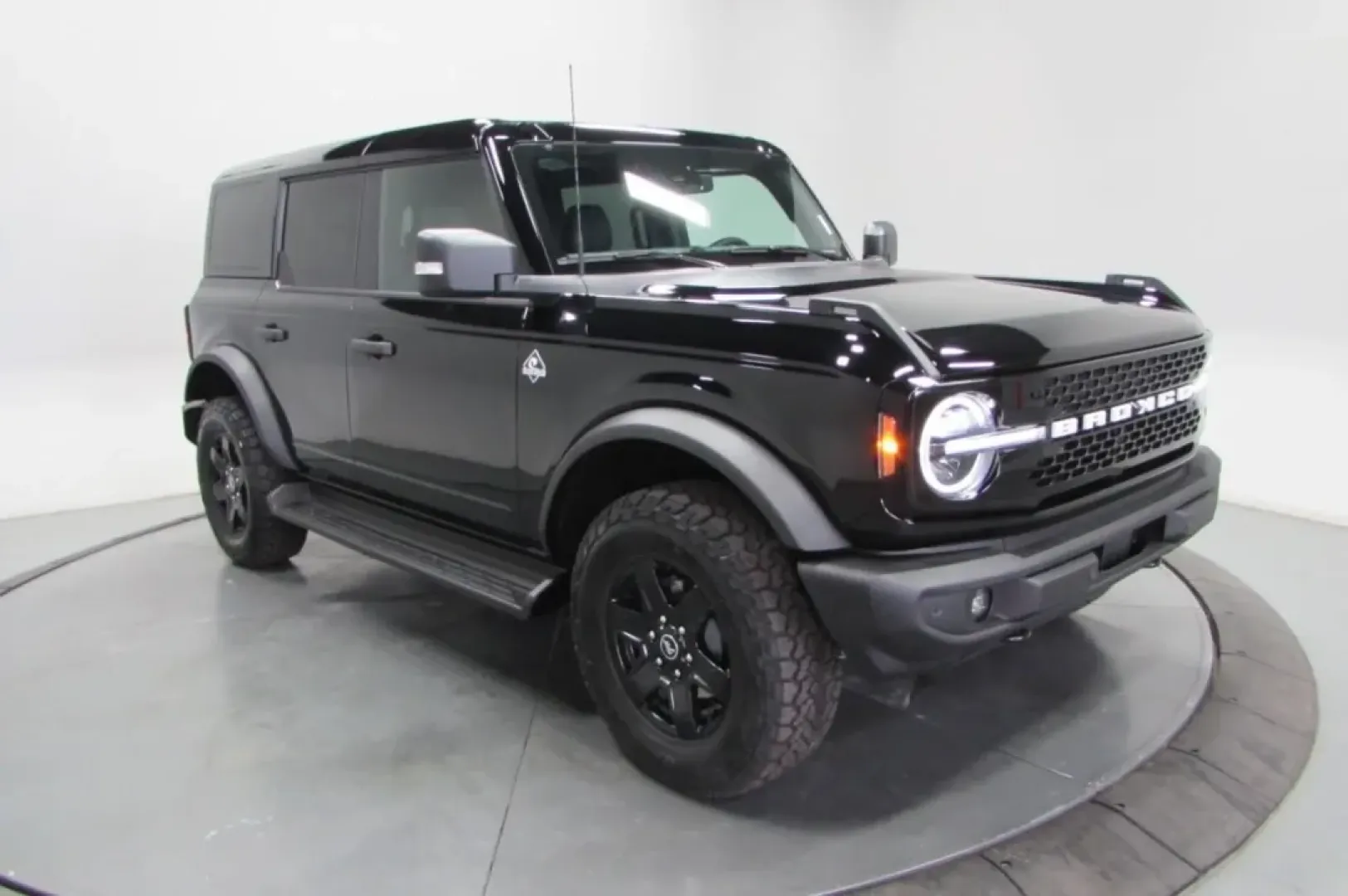 2025 /Black Onyx Ford Bronco Outer Banks (1FMEE8BP9SL) with an 2.7L V6 engine, Automatic transmission, located at 12836 Highway 21, De Soto, MO, 63020, (636) 337-7777, 38.151867, -90.575615 - Adventure awaits with the 2025 Ford Bronco Outer Banks, an SUV designed for those who crave the thrill of exploration while ensuring family comfort and safety. Imagine hitting the open road for a weekend getaway or tackling rugged terrains during your outdoor escapades. Whether you're navigating the - Photo#0