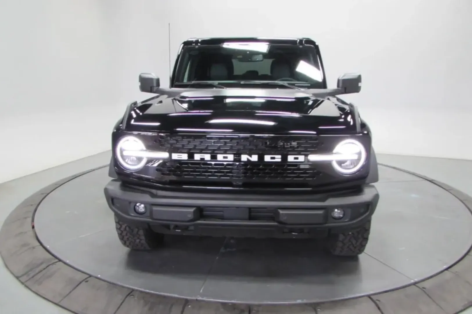 2025 /Black Onyx Ford Bronco Outer Banks (1FMEE8BP9SL) with an 2.7L V6 engine, Automatic transmission, located at 12836 Highway 21, De Soto, MO, 63020, (636) 337-7777, 38.151867, -90.575615 - Adventure awaits with the 2025 Ford Bronco Outer Banks, an SUV designed for those who crave the thrill of exploration while ensuring family comfort and safety. Imagine hitting the open road for a weekend getaway or tackling rugged terrains during your outdoor escapades. Whether you're navigating the - Photo#1