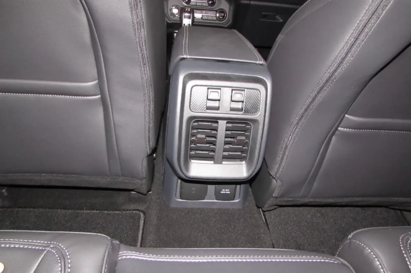 2025 /Black Onyx Ford Bronco Outer Banks (1FMEE8BP9SL) with an 2.7L V6 engine, Automatic transmission, located at 12836 Highway 21, De Soto, MO, 63020, (636) 337-7777, 38.151867, -90.575615 - Adventure awaits with the 2025 Ford Bronco Outer Banks, an SUV designed for those who crave the thrill of exploration while ensuring family comfort and safety. Imagine hitting the open road for a weekend getaway or tackling rugged terrains during your outdoor escapades. Whether you're navigating the - Photo#23