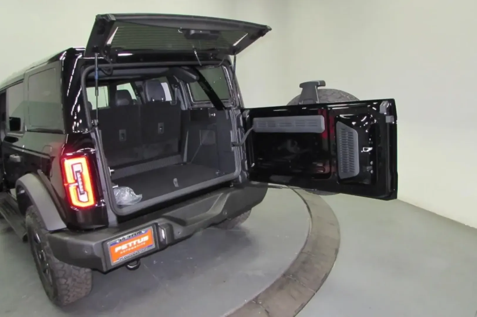 2025 /Black Onyx Ford Bronco Outer Banks (1FMEE8BP9SL) with an 2.7L V6 engine, Automatic transmission, located at 12836 Highway 21, De Soto, MO, 63020, (636) 337-7777, 38.151867, -90.575615 - Adventure awaits with the 2025 Ford Bronco Outer Banks, an SUV designed for those who crave the thrill of exploration while ensuring family comfort and safety. Imagine hitting the open road for a weekend getaway or tackling rugged terrains during your outdoor escapades. Whether you're navigating the - Photo#24