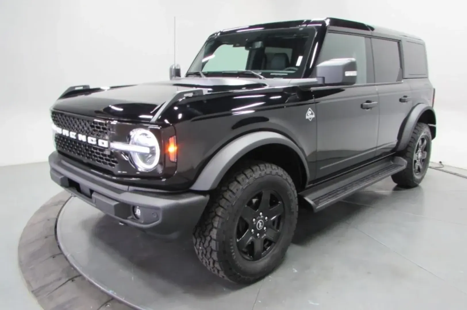 2025 /Black Onyx Ford Bronco Outer Banks (1FMEE8BP9SL) with an 2.7L V6 engine, Automatic transmission, located at 12836 Highway 21, De Soto, MO, 63020, (636) 337-7777, 38.151867, -90.575615 - Adventure awaits with the 2025 Ford Bronco Outer Banks, an SUV designed for those who crave the thrill of exploration while ensuring family comfort and safety. Imagine hitting the open road for a weekend getaway or tackling rugged terrains during your outdoor escapades. Whether you're navigating the - Photo#2