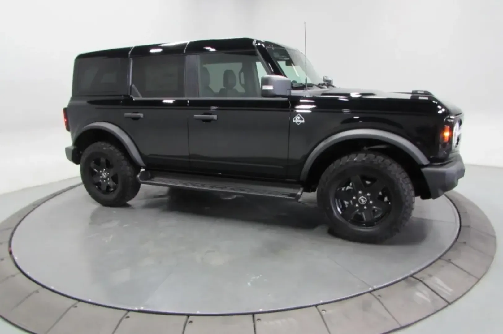 2025 /Black Onyx Ford Bronco Outer Banks (1FMEE8BP9SL) with an 2.7L V6 engine, Automatic transmission, located at 12836 Highway 21, De Soto, MO, 63020, (636) 337-7777, 38.151867, -90.575615 - Adventure awaits with the 2025 Ford Bronco Outer Banks, an SUV designed for those who crave the thrill of exploration while ensuring family comfort and safety. Imagine hitting the open road for a weekend getaway or tackling rugged terrains during your outdoor escapades. Whether you're navigating the - Photo#3
