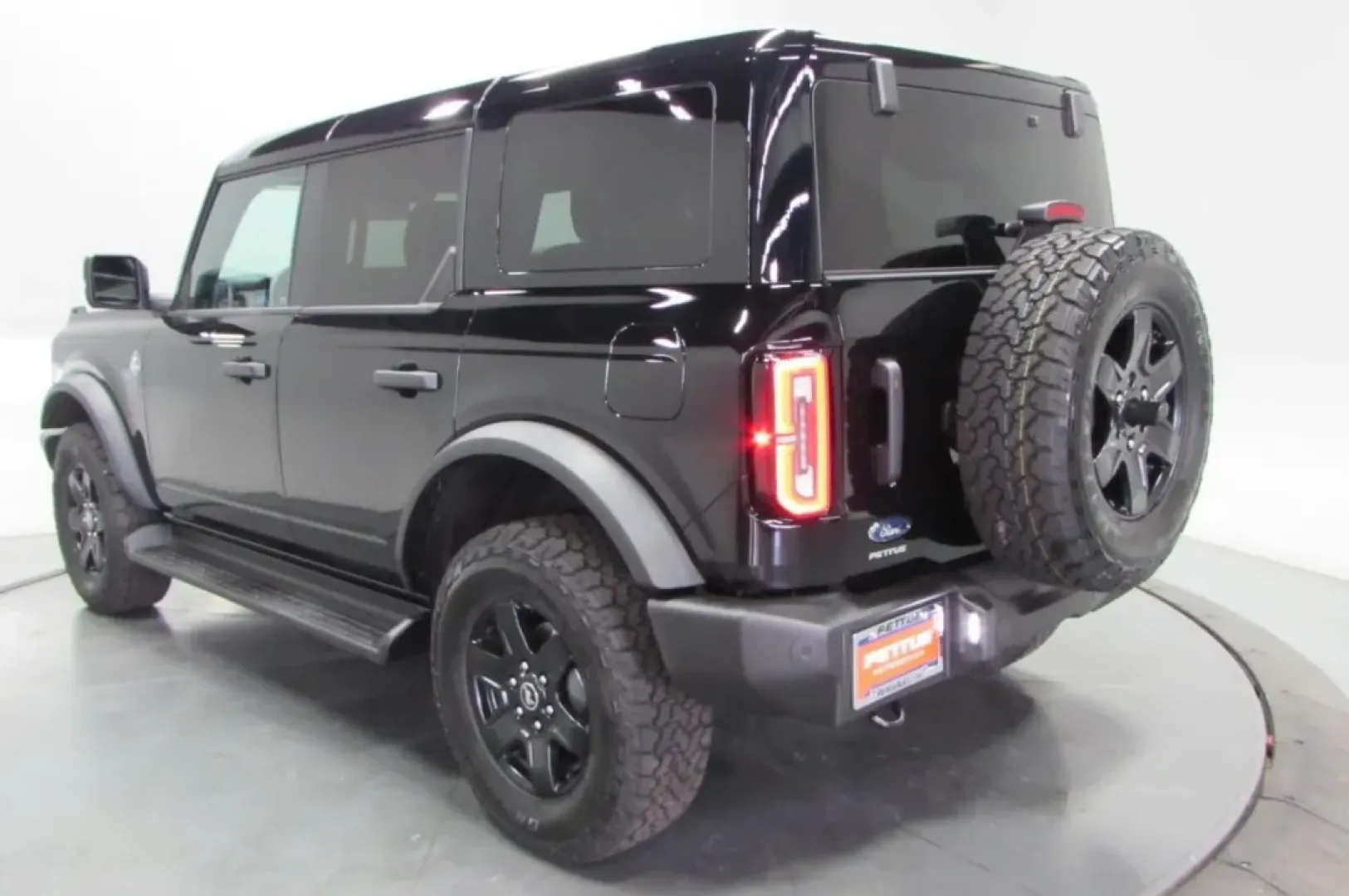 2025 /Black Onyx Ford Bronco Outer Banks (1FMEE8BP9SL) with an 2.7L V6 engine, Automatic transmission, located at 12836 Highway 21, De Soto, MO, 63020, (636) 337-7777, 38.151867, -90.575615 - Adventure awaits with the 2025 Ford Bronco Outer Banks, an SUV designed for those who crave the thrill of exploration while ensuring family comfort and safety. Imagine hitting the open road for a weekend getaway or tackling rugged terrains during your outdoor escapades. Whether you're navigating the - Photo#5