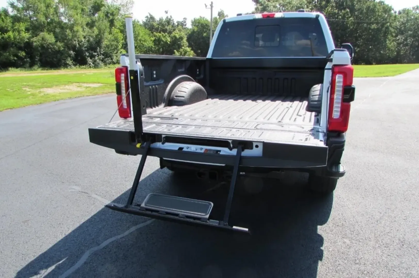 2025 /Java Ford F-350SD King Ranch (1FT8W3BM8SE) with an 6.7L Turbocharged engine, located at 12836 Highway 21, De Soto, MO, 63020, (636) 337-7777, 38.151867, -90.575615 - **Conquer Every Challenge with the 2025 Ford Super Duty F-350 SRW!**<br /> <br /> Are you ready to elevate your lifestyle with a truck that combines strength, comfort, and versatility? The 2025 Ford Super Duty F-350 SRW is more than just a vehicle; it's an integral part of your adventure, whether yo - Photo#15