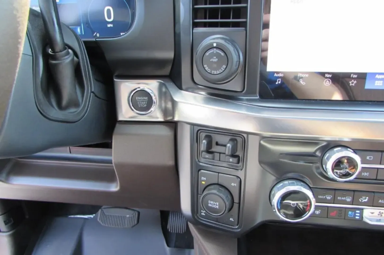 2025 /Java Ford F-350SD King Ranch (1FT8W3BM8SE) with an 6.7L Turbocharged engine, located at 12836 Highway 21, De Soto, MO, 63020, (636) 337-7777, 38.151867, -90.575615 - **Conquer Every Challenge with the 2025 Ford Super Duty F-350 SRW!**<br /> <br /> Are you ready to elevate your lifestyle with a truck that combines strength, comfort, and versatility? The 2025 Ford Super Duty F-350 SRW is more than just a vehicle; it's an integral part of your adventure, whether yo - Photo#26