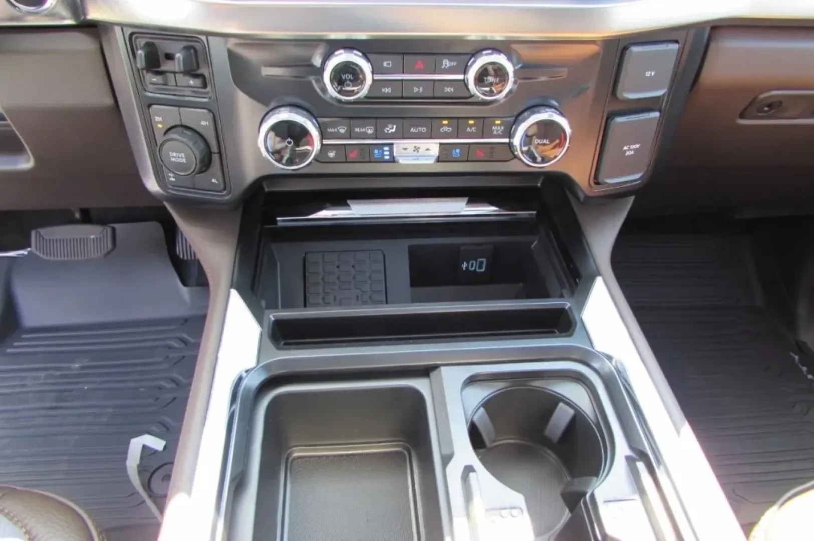 2025 /Java Ford F-350SD King Ranch (1FT8W3BM8SE) with an 6.7L Turbocharged engine, located at 12836 Highway 21, De Soto, MO, 63020, (636) 337-7777, 38.151867, -90.575615 - **Conquer Every Challenge with the 2025 Ford Super Duty F-350 SRW!**<br /> <br /> Are you ready to elevate your lifestyle with a truck that combines strength, comfort, and versatility? The 2025 Ford Super Duty F-350 SRW is more than just a vehicle; it's an integral part of your adventure, whether yo - Photo#28