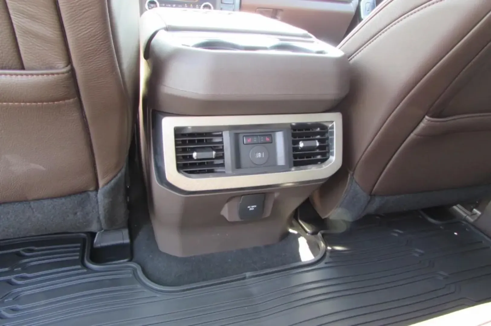 2025 /Java Ford F-350SD King Ranch (1FT8W3BM8SE) with an 6.7L Turbocharged engine, located at 12836 Highway 21, De Soto, MO, 63020, (636) 337-7777, 38.151867, -90.575615 - **Conquer Every Challenge with the 2025 Ford Super Duty F-350 SRW!**<br /> <br /> Are you ready to elevate your lifestyle with a truck that combines strength, comfort, and versatility? The 2025 Ford Super Duty F-350 SRW is more than just a vehicle; it's an integral part of your adventure, whether yo - Photo#33