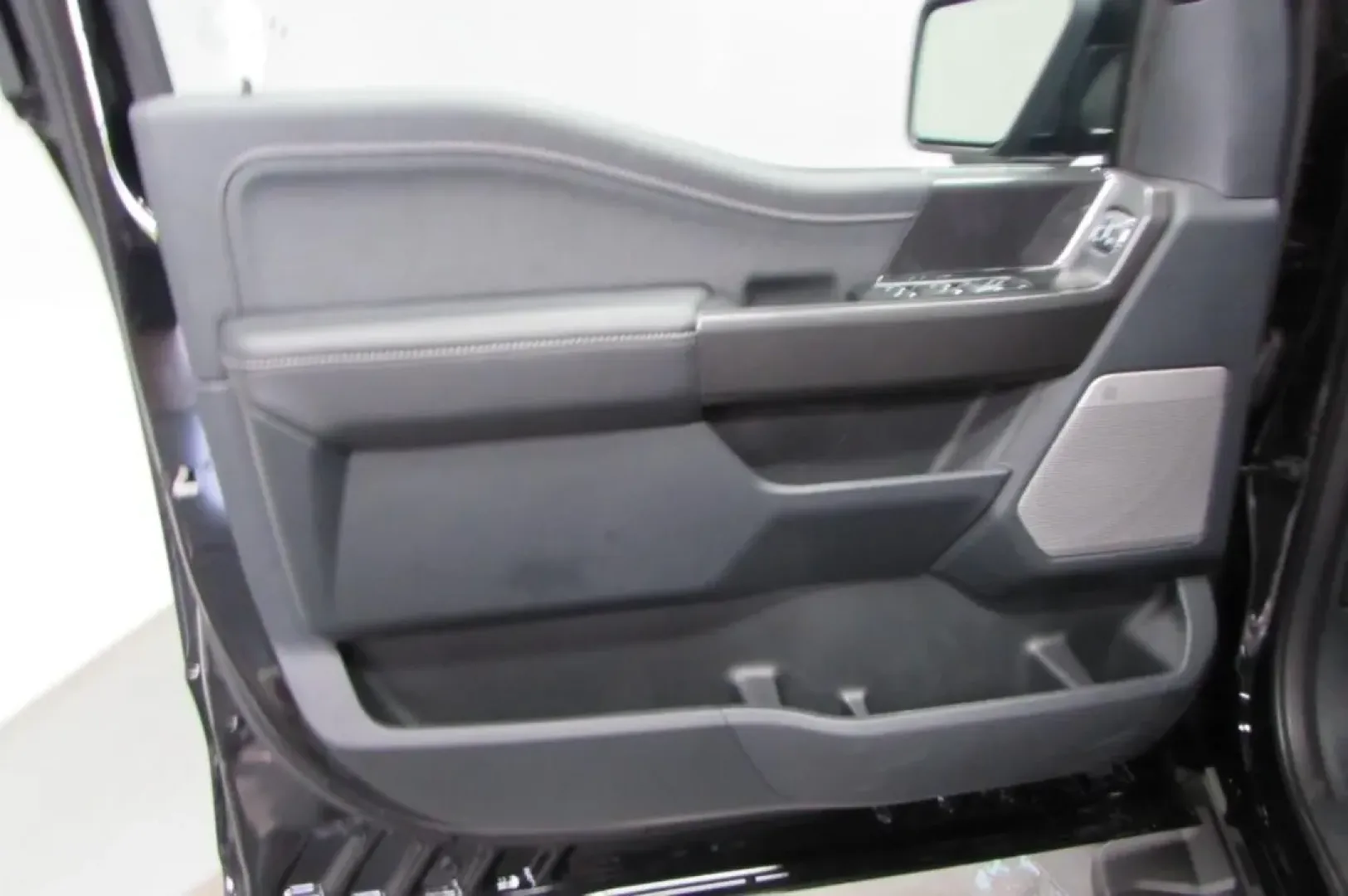 2025 /Black Ford F-150 LARIAT (1FTFW5L55SF) with an 5.0L V8 engine, located at 12836 Highway 21, De Soto, MO, 63020, (636) 337-7777, 38.151867, -90.575615 - **Unleash Adventure with the 2025 Ford F-150 LARIAT at Pettus Ford De Soto!** <br /> <br /> Are you ready to elevate your lifestyle with a truck that can handle both your daily commute and weekend adventures? The 2025 Ford F-150 LARIAT is the perfect companion for those who crave versatility and pow - Photo#15