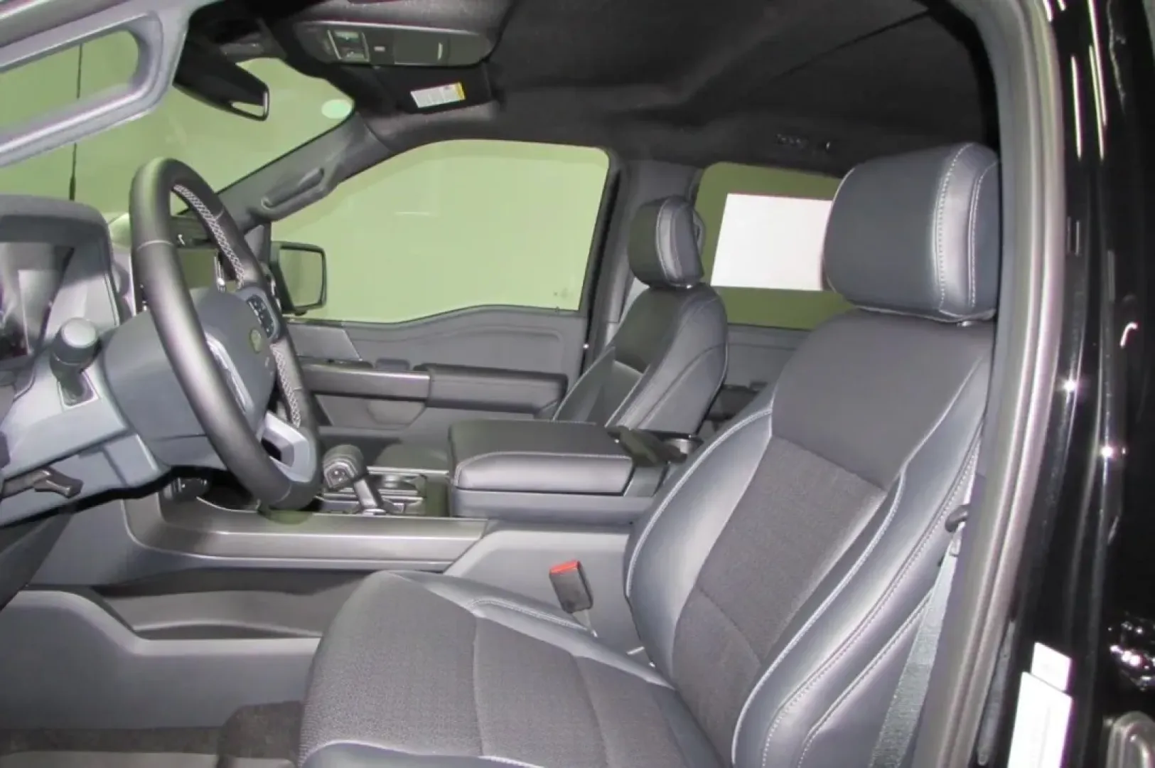 2025 /Black Ford F-150 LARIAT (1FTFW5L55SF) with an 5.0L V8 engine, located at 12836 Highway 21, De Soto, MO, 63020, (636) 337-7777, 38.151867, -90.575615 - **Unleash Adventure with the 2025 Ford F-150 LARIAT at Pettus Ford De Soto!** <br /> <br /> Are you ready to elevate your lifestyle with a truck that can handle both your daily commute and weekend adventures? The 2025 Ford F-150 LARIAT is the perfect companion for those who crave versatility and pow - Photo#16