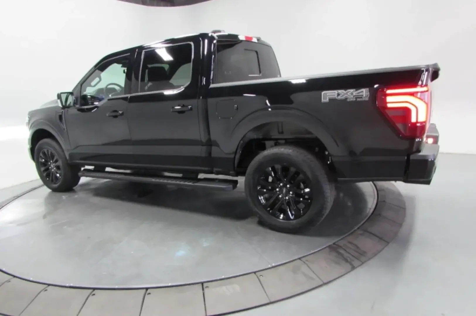 2025 /Black Ford F-150 LARIAT (1FTFW5L55SF) with an 5.0L V8 engine, located at 12836 Highway 21, De Soto, MO, 63020, (636) 337-7777, 38.151867, -90.575615 - **Unleash Adventure with the 2025 Ford F-150 LARIAT at Pettus Ford De Soto!** <br /> <br /> Are you ready to elevate your lifestyle with a truck that can handle both your daily commute and weekend adventures? The 2025 Ford F-150 LARIAT is the perfect companion for those who crave versatility and pow - Photo#4