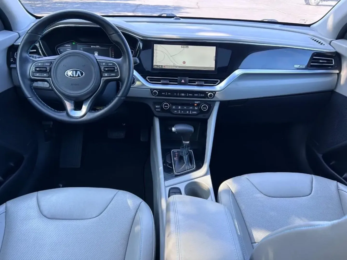 2020 /Light Gray Leather Kia Niro Touring (KNDCC3LC9L5) with an 1.6L Atkinson Cycle DOHC 16-Valve 4-Cyl engine, located at 970 Woodlawn Dr., Farmington, MO, 63640, (573) 431-7800, 37.825642, -90.468674 - **Discover Your Next Adventure with the 2020 Kia Niro Touring SE at Pettus CDJR Farmington!**<br /> <br /> Are you ready to elevate your driving experience while enjoying remarkable fuel efficiency? The 2020 Kia Niro Touring SE is designed for those who crave adventure without sacrificing comfort or - Photo#10