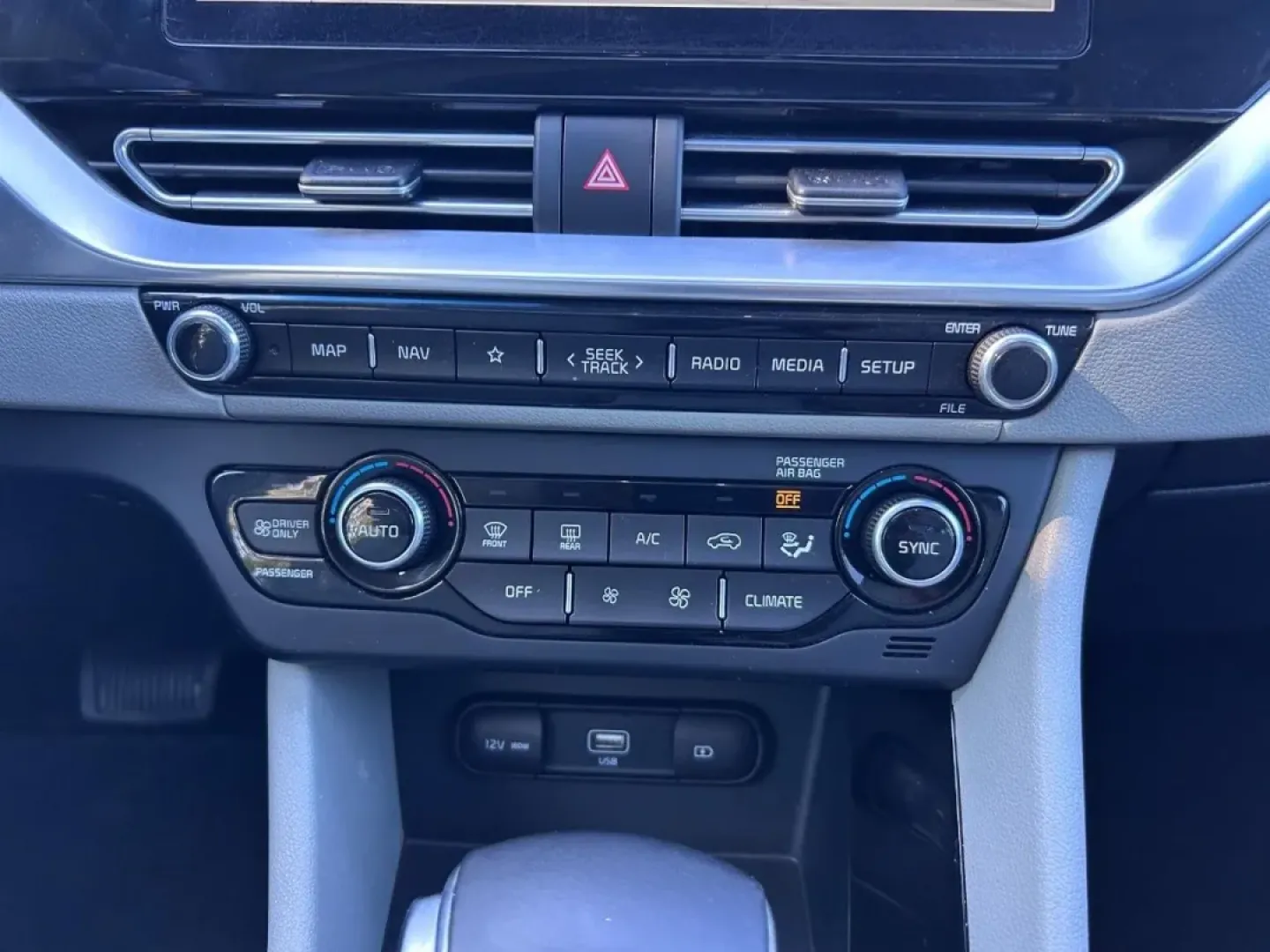 2020 /Light Gray Leather Kia Niro Touring (KNDCC3LC9L5) with an 1.6L Atkinson Cycle DOHC 16-Valve 4-Cyl engine, located at 970 Woodlawn Dr., Farmington, MO, 63640, (573) 431-7800, 37.825642, -90.468674 - **Discover Your Next Adventure with the 2020 Kia Niro Touring SE at Pettus CDJR Farmington!**<br /> <br /> Are you ready to elevate your driving experience while enjoying remarkable fuel efficiency? The 2020 Kia Niro Touring SE is designed for those who crave adventure without sacrificing comfort or - Photo#15