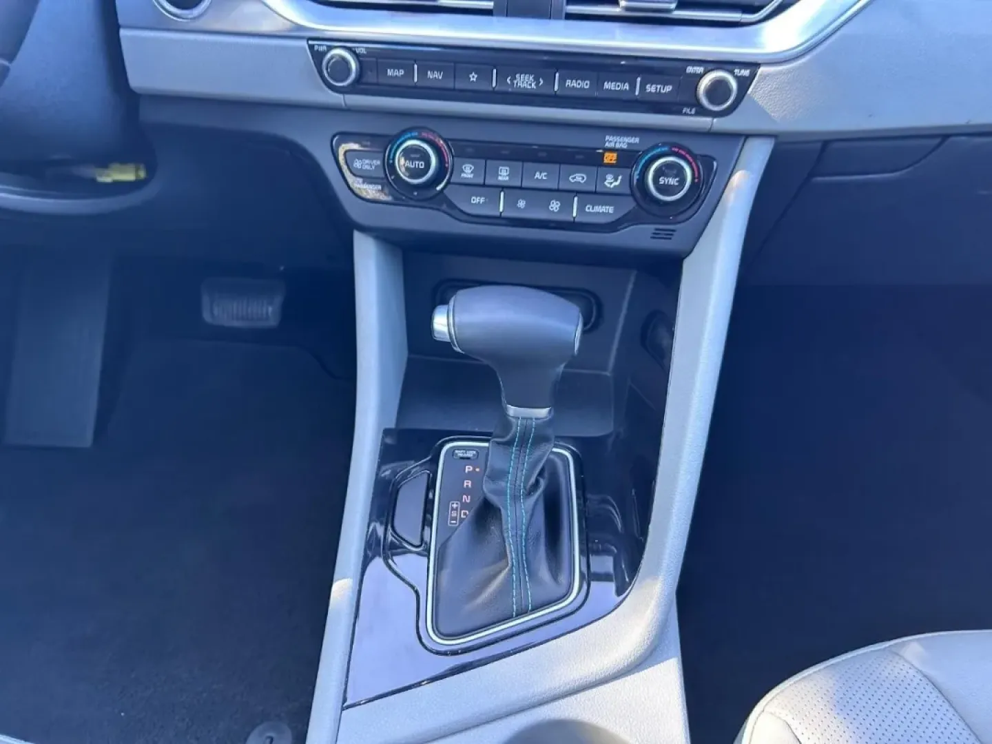 2020 /Light Gray Leather Kia Niro Touring (KNDCC3LC9L5) with an 1.6L Atkinson Cycle DOHC 16-Valve 4-Cyl engine, located at 970 Woodlawn Dr., Farmington, MO, 63640, (573) 431-7800, 37.825642, -90.468674 - **Discover Your Next Adventure with the 2020 Kia Niro Touring SE at Pettus CDJR Farmington!**<br /> <br /> Are you ready to elevate your driving experience while enjoying remarkable fuel efficiency? The 2020 Kia Niro Touring SE is designed for those who crave adventure without sacrificing comfort or - Photo#16