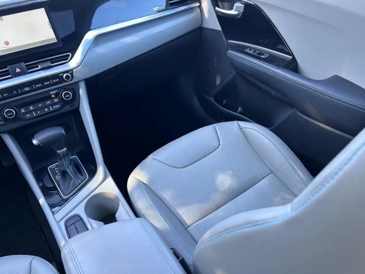 2020 /Light Gray Leather Kia Niro Touring (KNDCC3LC9L5) with an 1.6L Atkinson Cycle DOHC 16-Valve 4-Cyl engine, located at 970 Woodlawn Dr., Farmington, MO, 63640, (573) 431-7800, 37.825642, -90.468674 - **Discover Your Next Adventure with the 2020 Kia Niro Touring SE at Pettus CDJR Farmington!**<br /> <br /> Are you ready to elevate your driving experience while enjoying remarkable fuel efficiency? The 2020 Kia Niro Touring SE is designed for those who crave adventure without sacrificing comfort or - Photo#17