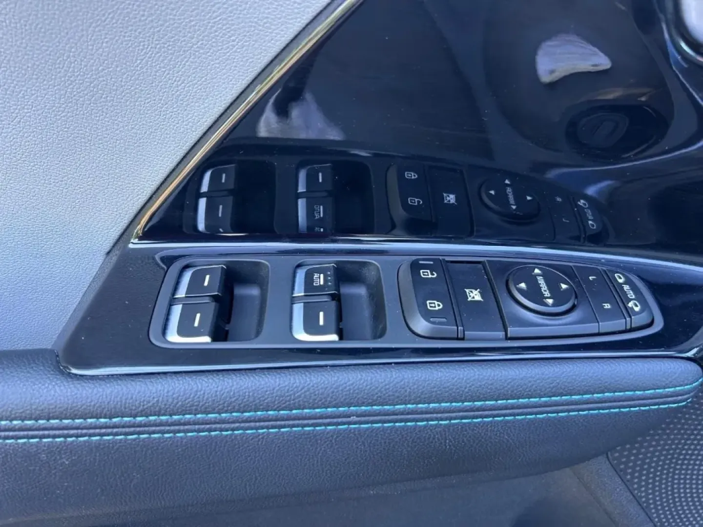 2020 /Light Gray Leather Kia Niro Touring (KNDCC3LC9L5) with an 1.6L Atkinson Cycle DOHC 16-Valve 4-Cyl engine, located at 970 Woodlawn Dr., Farmington, MO, 63640, (573) 431-7800, 37.825642, -90.468674 - **Discover Your Next Adventure with the 2020 Kia Niro Touring SE at Pettus CDJR Farmington!**<br /> <br /> Are you ready to elevate your driving experience while enjoying remarkable fuel efficiency? The 2020 Kia Niro Touring SE is designed for those who crave adventure without sacrificing comfort or - Photo#18