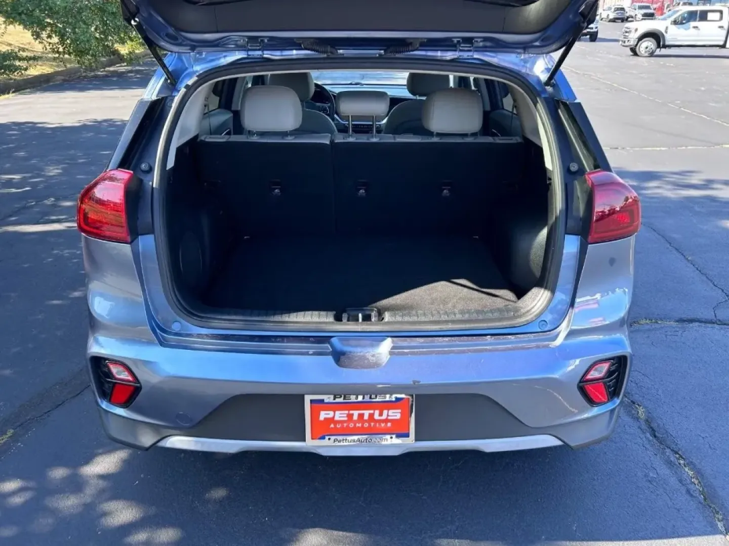 2020 /Light Gray Leather Kia Niro Touring (KNDCC3LC9L5) with an 1.6L Atkinson Cycle DOHC 16-Valve 4-Cyl engine, located at 970 Woodlawn Dr., Farmington, MO, 63640, (573) 431-7800, 37.825642, -90.468674 - **Discover Your Next Adventure with the 2020 Kia Niro Touring SE at Pettus CDJR Farmington!**<br /> <br /> Are you ready to elevate your driving experience while enjoying remarkable fuel efficiency? The 2020 Kia Niro Touring SE is designed for those who crave adventure without sacrificing comfort or - Photo#4