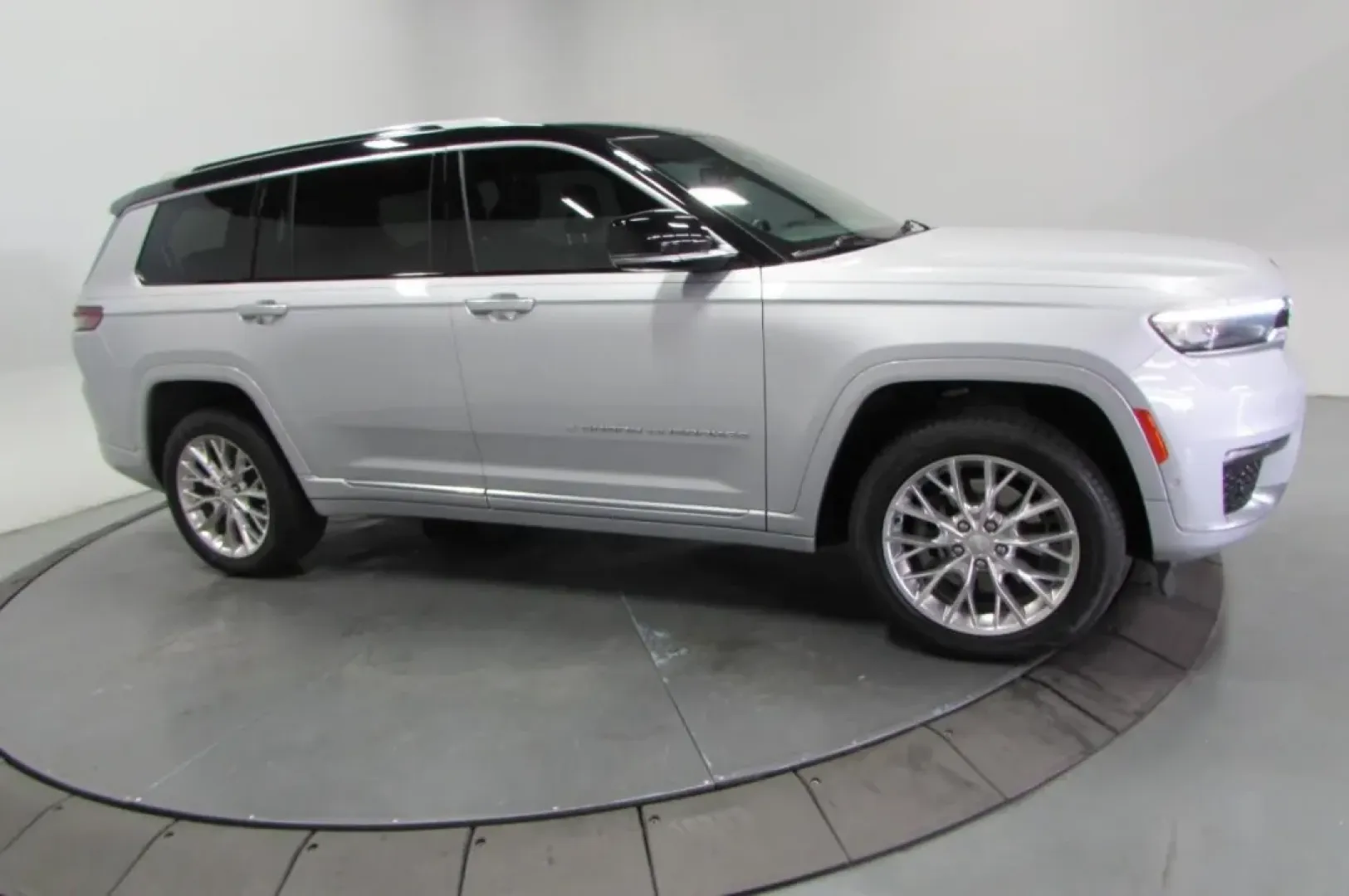 2021 /Global Black Jeep Grand Cherokee Summit (1C4RJKEG2M8) with an Other engine, Automatic transmission, located at 12830 Highway 21, De Soto, MO, 63020, (636) 337-7777, 38.153099, -90.573624 - **Discover Your Adventure with the 2021 Jeep Grand Cherokee at Pettus CDJR DeSoto!**<br /> <br /> Are you ready to elevate your lifestyle? Whether you're navigating the bustling streets of De Soto, Missouri, or embarking on a weekend getaway to the scenic Ozarks, the 2021 Jeep Grand Cherokee is the - Photo#3