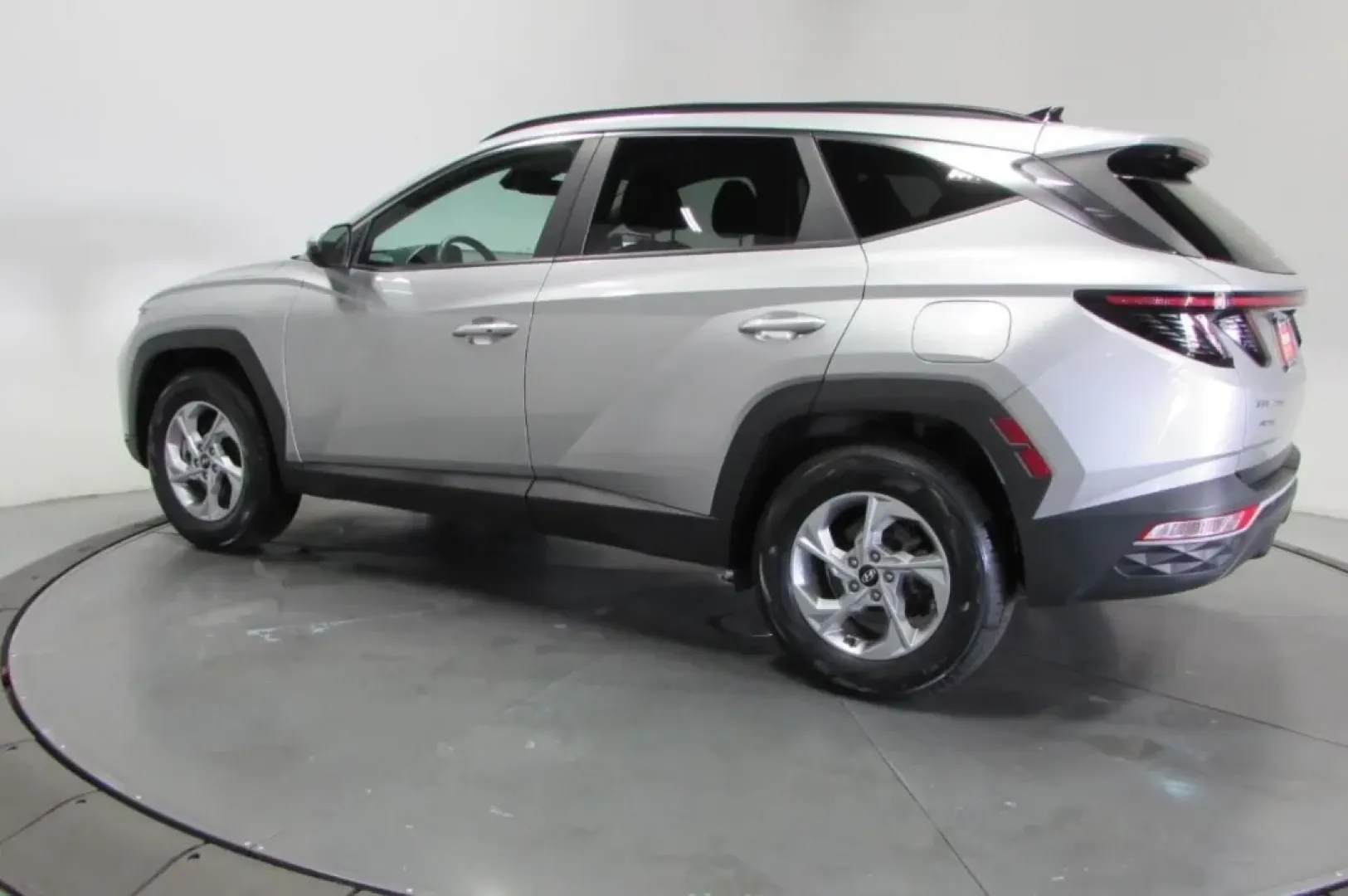 2022 /Black Hyundai Tucson SEL (5NMJBCAE5NH) with an Other engine, Automatic transmission, located at 12830 Highway 21, De Soto, MO, 63020, (636) 337-7777, 38.153099, -90.573624 - Are you looking for a vehicle that seamlessly fits into your active lifestyle? Whether you're a growing family needing extra space, a commuter searching for reliability, or an adventurer seeking weekend getaway options, this 2022 Hyundai Tucson SEL is the perfect choice. With its impressive fuel eff - Photo#4