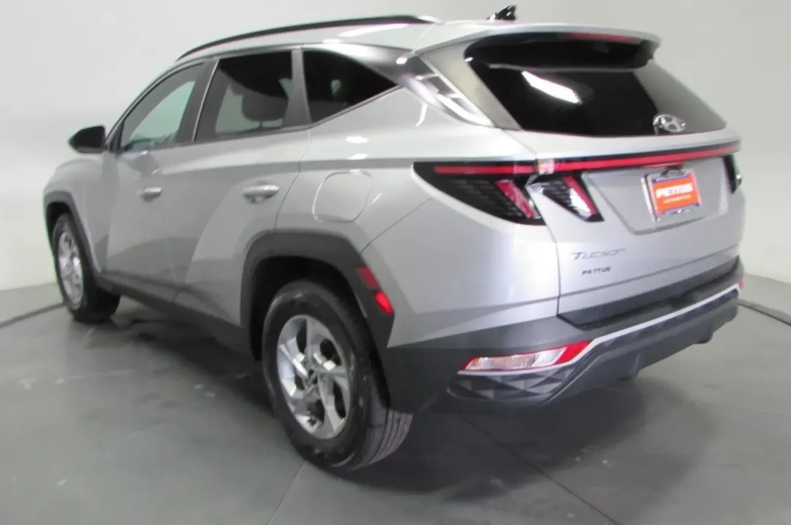 2022 /Black Hyundai Tucson SEL (5NMJBCAE5NH) with an Other engine, Automatic transmission, located at 12830 Highway 21, De Soto, MO, 63020, (636) 337-7777, 38.153099, -90.573624 - Are you looking for a vehicle that seamlessly fits into your active lifestyle? Whether you're a growing family needing extra space, a commuter searching for reliability, or an adventurer seeking weekend getaway options, this 2022 Hyundai Tucson SEL is the perfect choice. With its impressive fuel eff - Photo#5