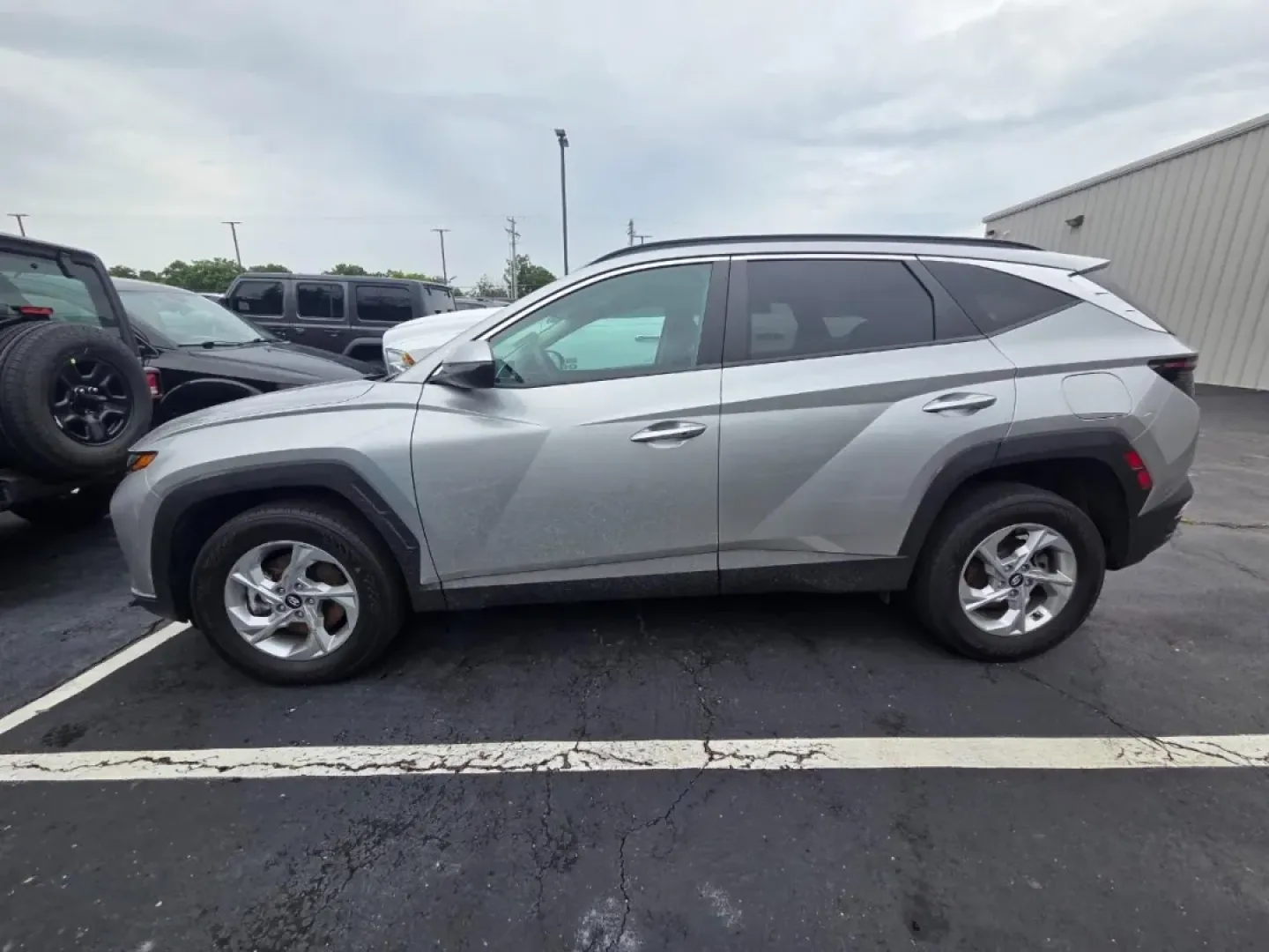 2022 /Black Hyundai Tucson SEL (5NMJBCAE5NH) with an Other engine, Automatic transmission, located at 12830 Highway 21, De Soto, MO, 63020, (636) 337-7777, 38.153099, -90.573624 - Are you looking for a vehicle that seamlessly fits into your active lifestyle? Whether you're a growing family needing extra space, a commuter searching for reliability, or an adventurer seeking weekend getaway options, this 2022 Hyundai Tucson SEL is the perfect choice. With its impressive fuel eff - Photo#3