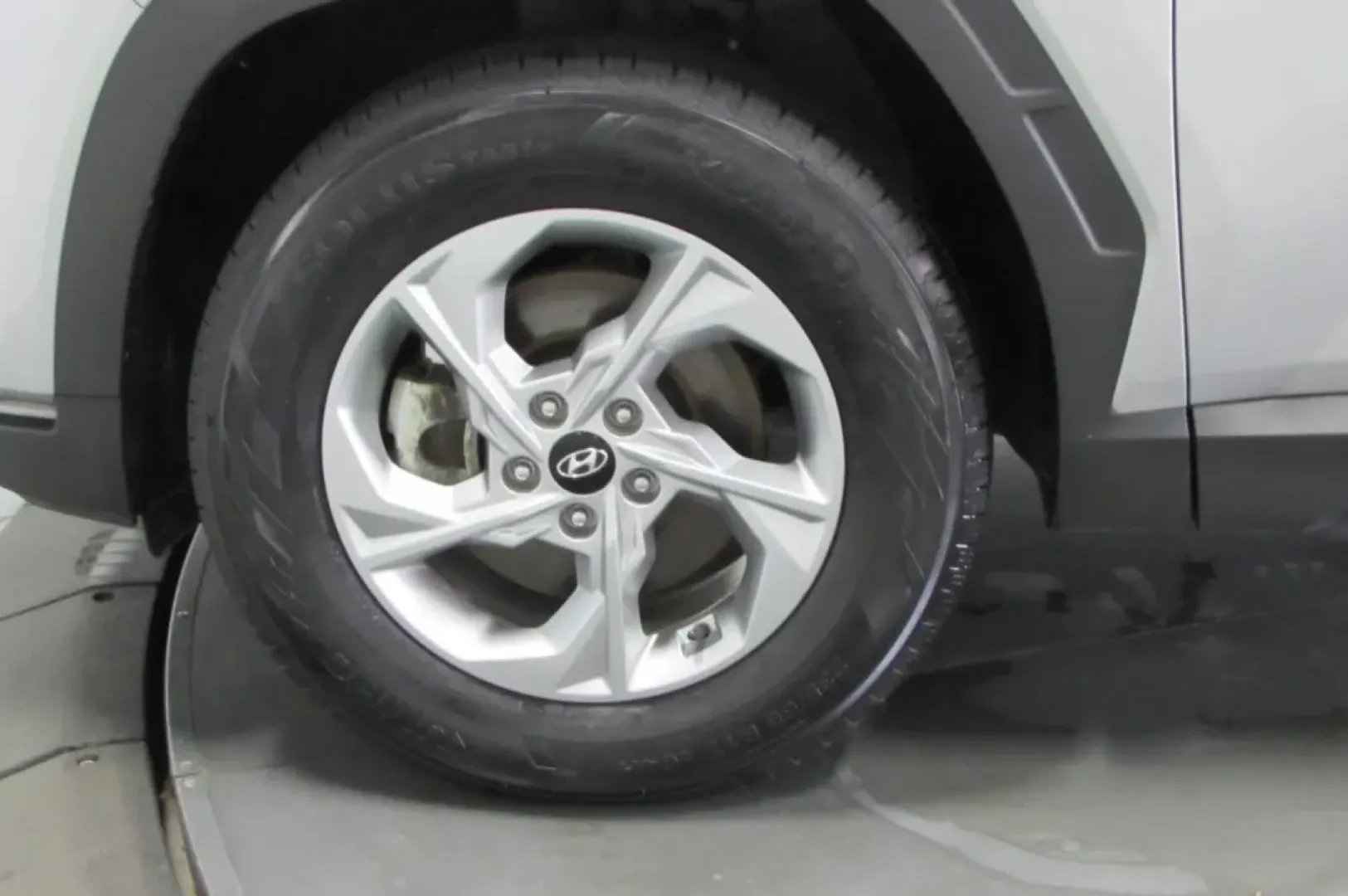 2022 /Black Hyundai Tucson SEL (5NMJBCAE5NH) with an Other engine, Automatic transmission, located at 12830 Highway 21, De Soto, MO, 63020, (636) 337-7777, 38.153099, -90.573624 - Are you looking for a vehicle that seamlessly fits into your active lifestyle? Whether you're a growing family needing extra space, a commuter searching for reliability, or an adventurer seeking weekend getaway options, this 2022 Hyundai Tucson SEL is the perfect choice. With its impressive fuel eff - Photo#9