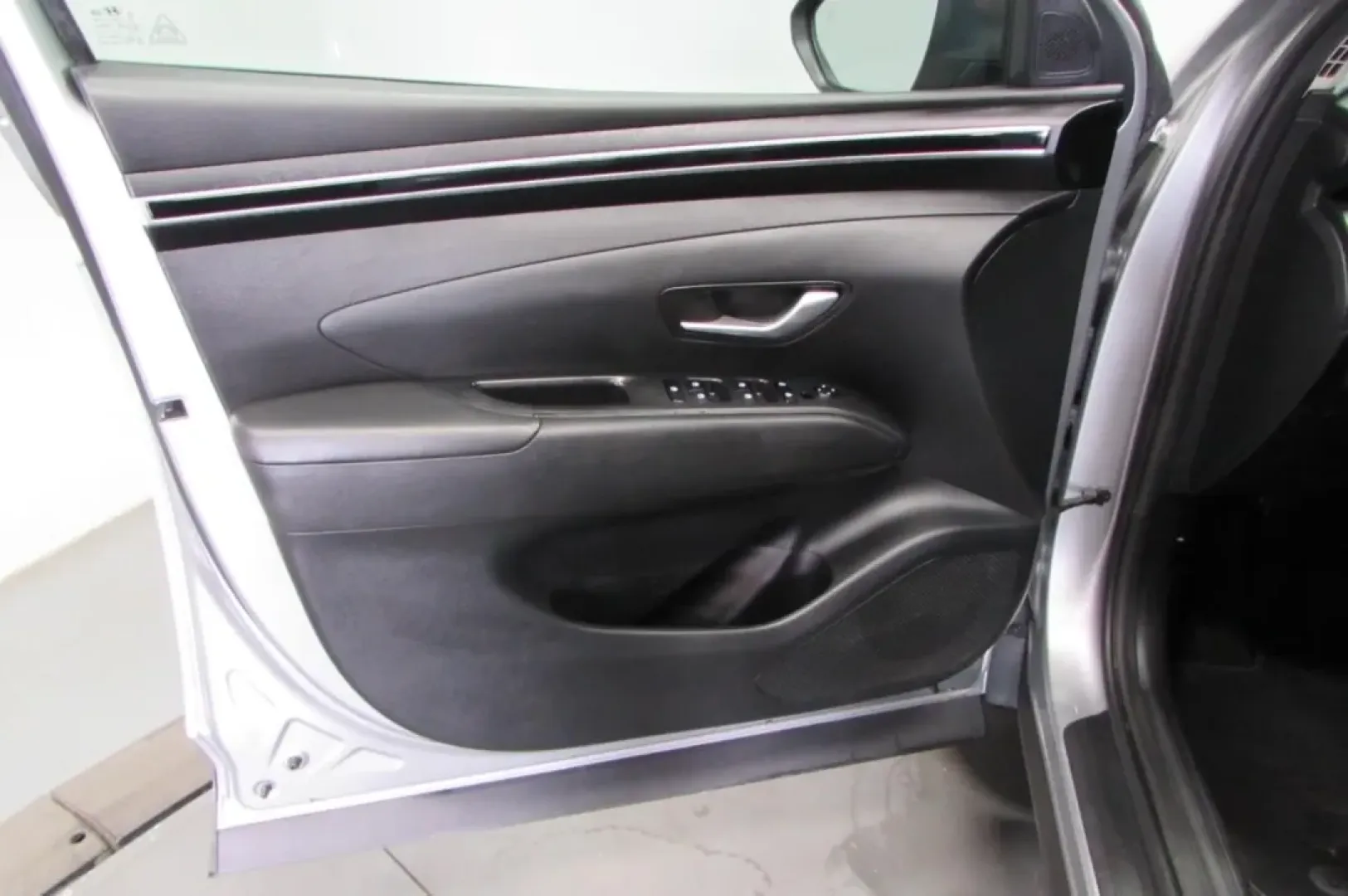 2022 /Black Hyundai Tucson SEL (5NMJBCAE5NH) with an Other engine, Automatic transmission, located at 12830 Highway 21, De Soto, MO, 63020, (636) 337-7777, 38.153099, -90.573624 - Are you looking for a vehicle that seamlessly fits into your active lifestyle? Whether you're a growing family needing extra space, a commuter searching for reliability, or an adventurer seeking weekend getaway options, this 2022 Hyundai Tucson SEL is the perfect choice. With its impressive fuel eff - Photo#11