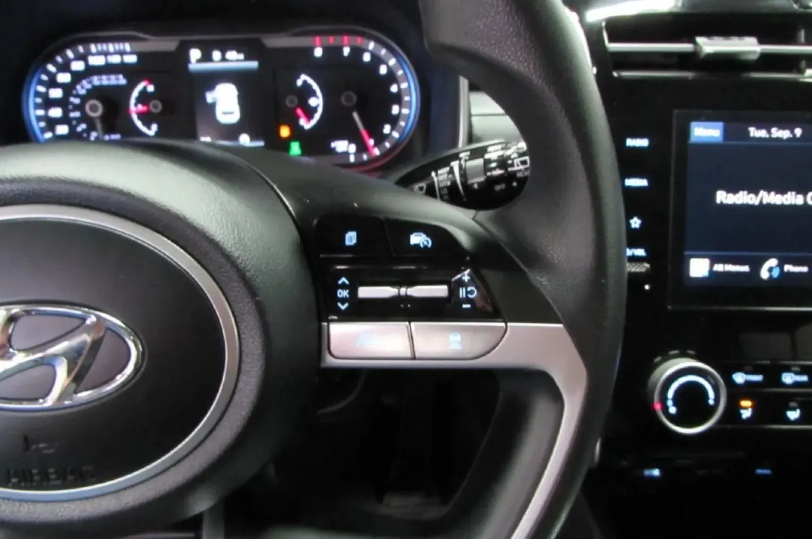 2022 /Black Hyundai Tucson SEL (5NMJBCAE5NH) with an Other engine, Automatic transmission, located at 12830 Highway 21, De Soto, MO, 63020, (636) 337-7777, 38.153099, -90.573624 - Are you looking for a vehicle that seamlessly fits into your active lifestyle? Whether you're a growing family needing extra space, a commuter searching for reliability, or an adventurer seeking weekend getaway options, this 2022 Hyundai Tucson SEL is the perfect choice. With its impressive fuel eff - Photo#16