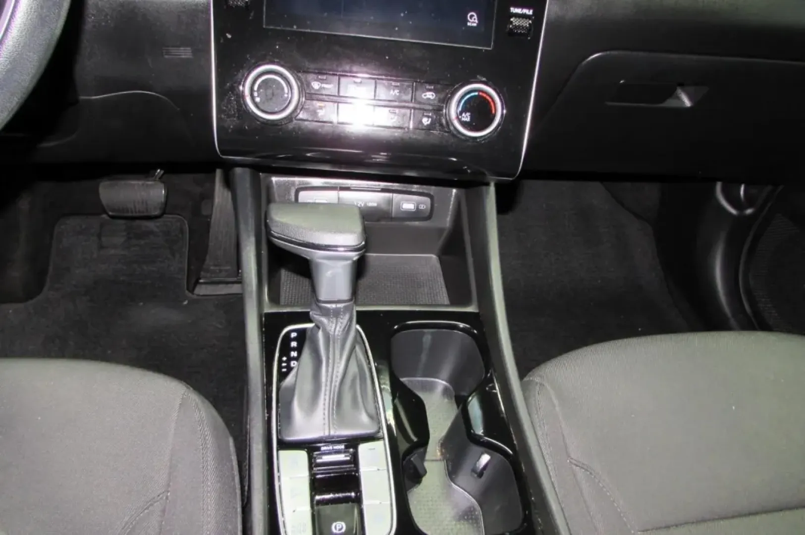 2022 /Black Hyundai Tucson SEL (5NMJBCAE5NH) with an Other engine, Automatic transmission, located at 12830 Highway 21, De Soto, MO, 63020, (636) 337-7777, 38.153099, -90.573624 - Are you looking for a vehicle that seamlessly fits into your active lifestyle? Whether you're a growing family needing extra space, a commuter searching for reliability, or an adventurer seeking weekend getaway options, this 2022 Hyundai Tucson SEL is the perfect choice. With its impressive fuel eff - Photo#19