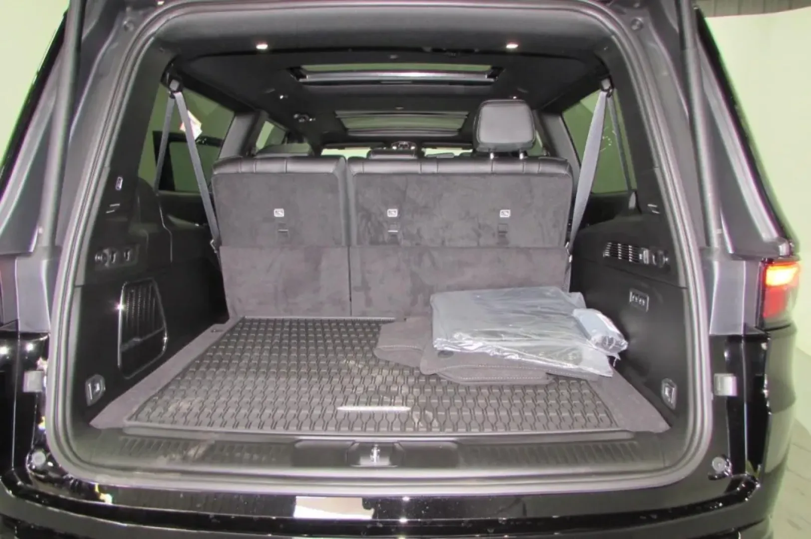 2025 /Black Jeep Wagoneer L Series II (1C4SJSBP4SS) with an Other engine, Automatic transmission, located at 12830 Highway 21, De Soto, MO, 63020, (636) 337-7777, 38.153099, -90.573624 - **Adventure Awaits with the 2025 Jeep Wagoneer L: Your Next Family SUV!**<br /> <br /> Whether you're planning epic weekend getaways or seeking a reliable daily commuter, the 2025 Jeep Wagoneer L is the ideal vehicle for those who crave adventure without compromising comfort. With its spacious inter - Photo#29