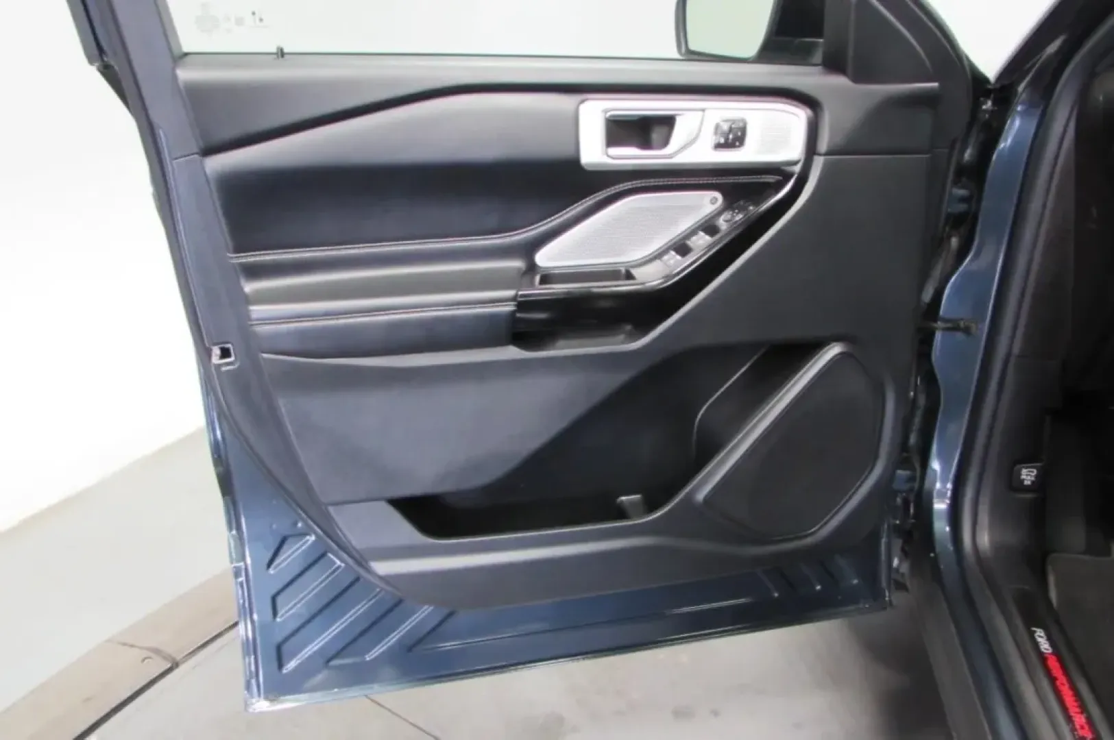 2022 /Ebony Ford Explorer ST (1FM5K8GC6NG) with an Other engine, Automatic transmission, located at 12830 Highway 21, De Soto, MO, 63020, (636) 337-7777, 38.153099, -90.573624 - Experience the ultimate blend of adventure, comfort, and family-friendly utility with this stunning 2022 Ford Explorer ST, now available at Pettus CDJR DeSoto! Perfect for those weekend getaways, daily commutes, or simply navigating the busy streets of De Soto, MO, this SUV is designed to elevate yo - Photo#11