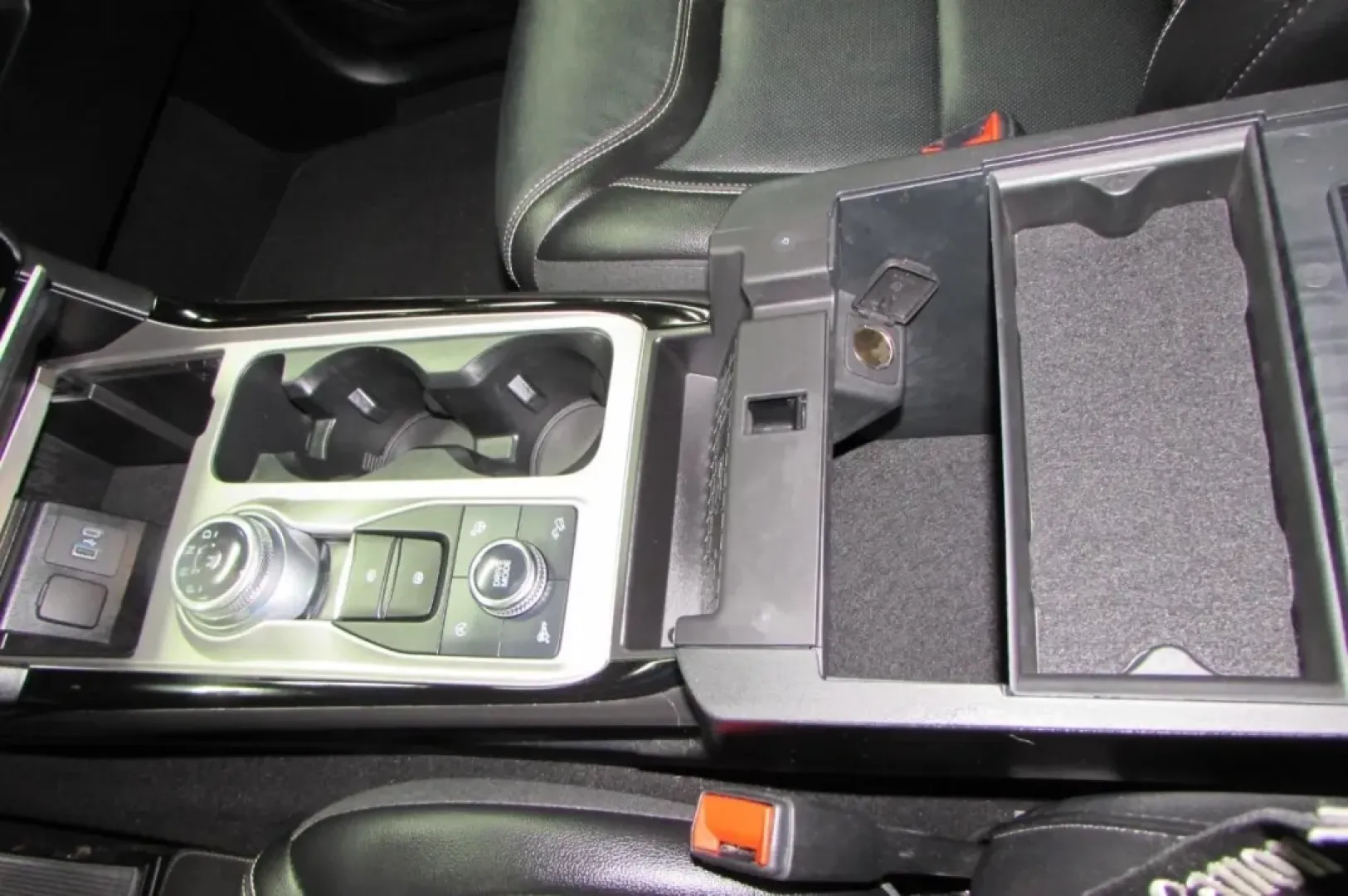 2022 /Ebony Ford Explorer ST (1FM5K8GC6NG) with an Other engine, Automatic transmission, located at 12830 Highway 21, De Soto, MO, 63020, (636) 337-7777, 38.153099, -90.573624 - Experience the ultimate blend of adventure, comfort, and family-friendly utility with this stunning 2022 Ford Explorer ST, now available at Pettus CDJR DeSoto! Perfect for those weekend getaways, daily commutes, or simply navigating the busy streets of De Soto, MO, this SUV is designed to elevate yo - Photo#21
