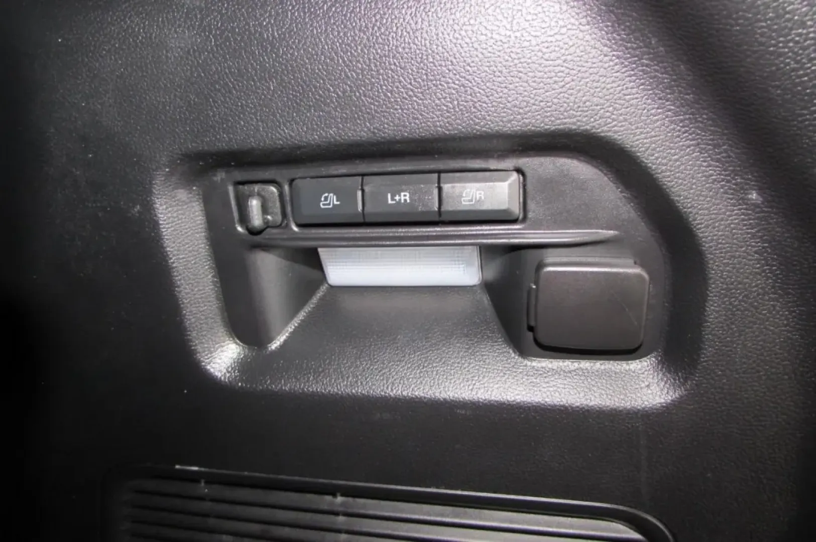 2022 /Ebony Ford Explorer ST (1FM5K8GC6NG) with an Other engine, Automatic transmission, located at 12830 Highway 21, De Soto, MO, 63020, (636) 337-7777, 38.153099, -90.573624 - Experience the ultimate blend of adventure, comfort, and family-friendly utility with this stunning 2022 Ford Explorer ST, now available at Pettus CDJR DeSoto! Perfect for those weekend getaways, daily commutes, or simply navigating the busy streets of De Soto, MO, this SUV is designed to elevate yo - Photo#30
