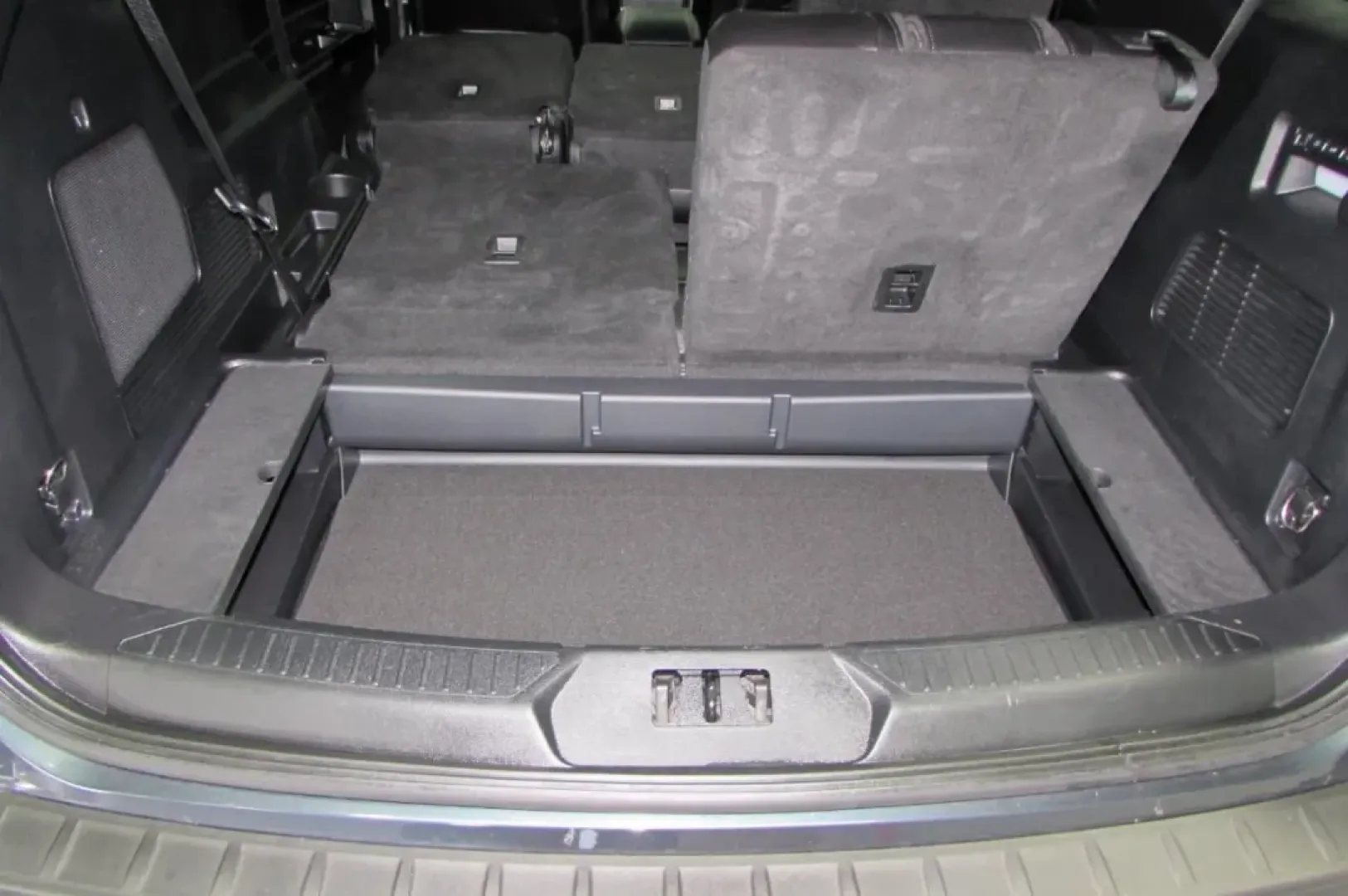 2022 /Ebony Ford Explorer ST (1FM5K8GC6NG) with an Other engine, Automatic transmission, located at 12830 Highway 21, De Soto, MO, 63020, (636) 337-7777, 38.153099, -90.573624 - Experience the ultimate blend of adventure, comfort, and family-friendly utility with this stunning 2022 Ford Explorer ST, now available at Pettus CDJR DeSoto! Perfect for those weekend getaways, daily commutes, or simply navigating the busy streets of De Soto, MO, this SUV is designed to elevate yo - Photo#31