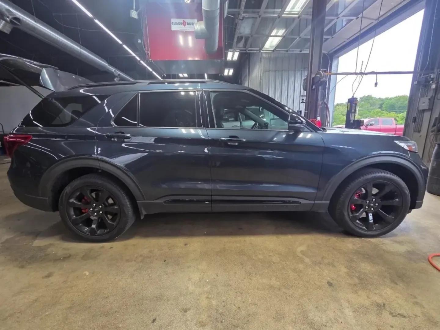 2022 /Ebony Ford Explorer ST (1FM5K8GC6NG) with an Other engine, Automatic transmission, located at 12830 Highway 21, De Soto, MO, 63020, (636) 337-7777, 38.153099, -90.573624 - Experience the ultimate blend of adventure, comfort, and family-friendly utility with this stunning 2022 Ford Explorer ST, now available at Pettus CDJR DeSoto! Perfect for those weekend getaways, daily commutes, or simply navigating the busy streets of De Soto, MO, this SUV is designed to elevate yo - Photo#35